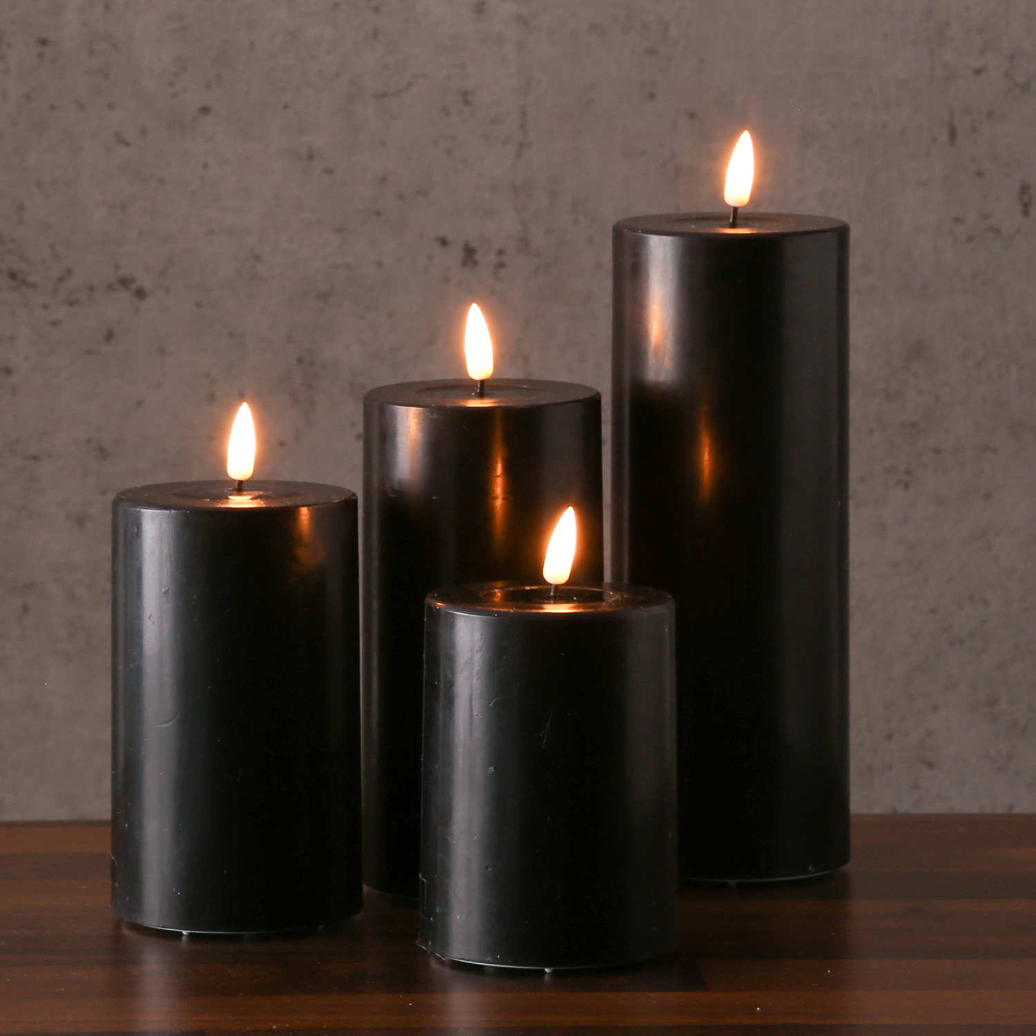 LED Stumpenkerze MIA - Echtwachs - realistische 3D Flamme - H: 15cm - Batteriebetrieb - schwarz LED Stumpenkerze MIA - Echtwachs - realistische 3D Flamme - H: 15cm - Batteriebetrieb - schwarz
