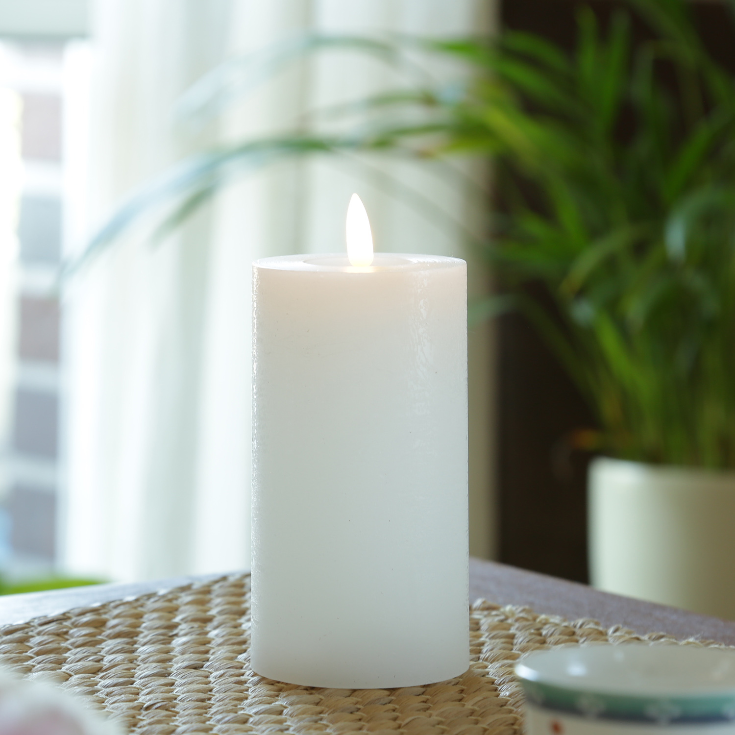 LED Kerze LINA - Rustik-Optik - Echtwachs - 3D Flamme - H: 15cm - D: 7cm - Batterie - Timer - weiß LED Kerze LINA - Rustik-Optik - Echtwachs - 3D Flamme - H: 15cm - D: 7cm - Batterie - Timer - weiß