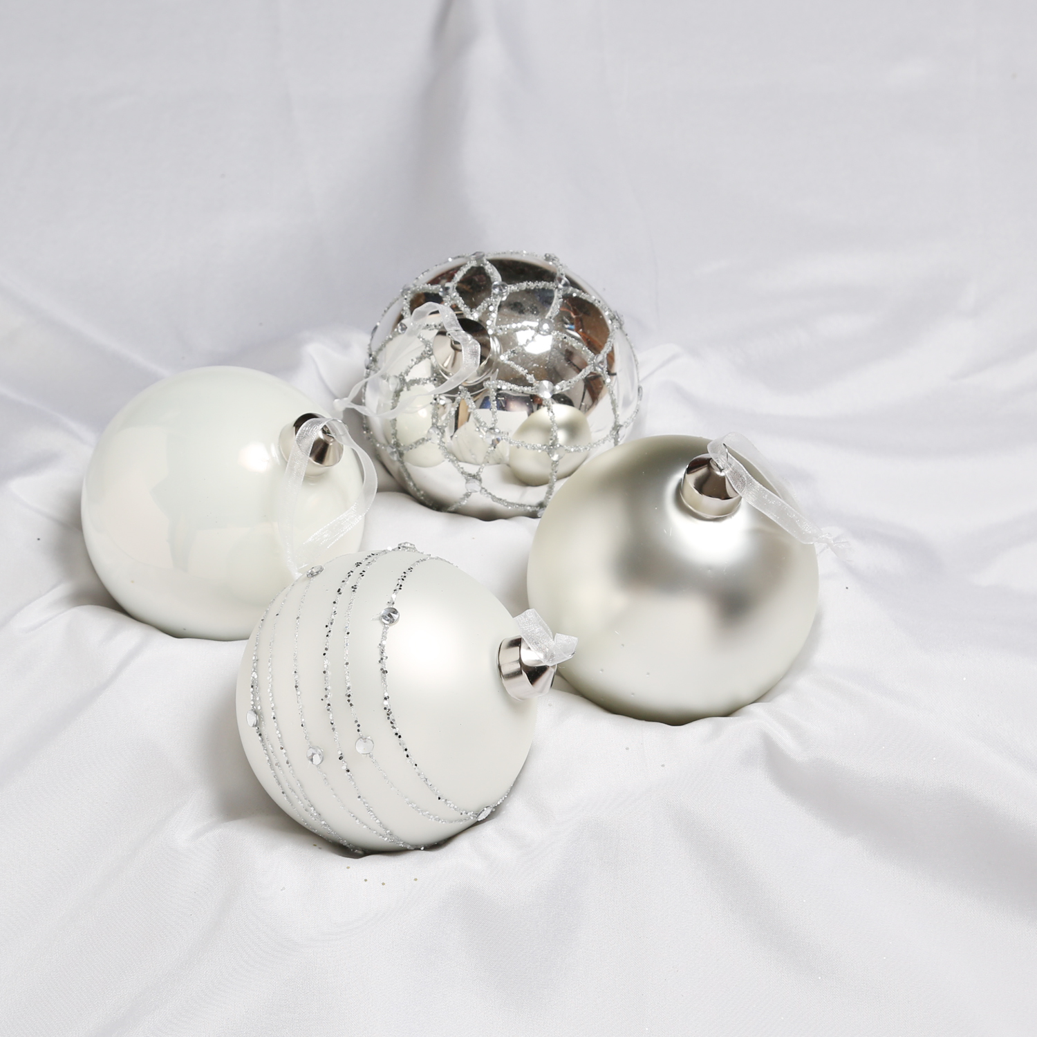 Christbaumkugel - Weihnachtskugel - Glas - D: 10cm - glänzend matt verziert - silber weiß - 4er Set Christbaumkugel - Weihnachtskugel - Glas - D: 10cm - glänzend matt verziert - silber weiß - 4er Set