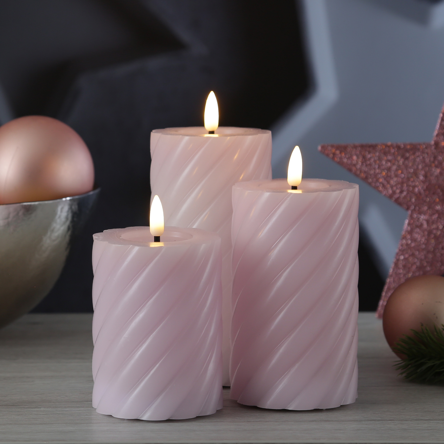 LED Stumpenkerze TWIST - Echtwachs - warmweiße 3D Flamme - H: 15cm - Batterie - Timer - flieder LED Stumpenkerze TWIST - Echtwachs - warmweiße 3D Flamme - H: 15cm - Batterie - Timer - flieder