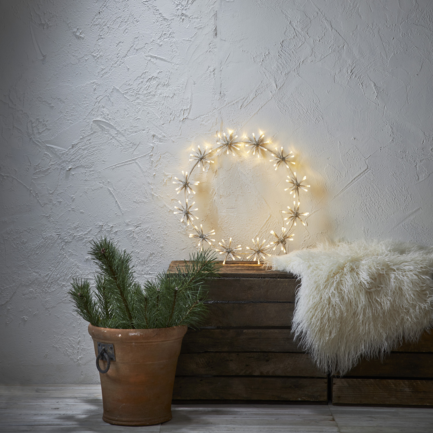 LED Kranz - Wanddeko - hängend - 120 warmweiße LED - D: 50cm - Außentrafo - weiß
