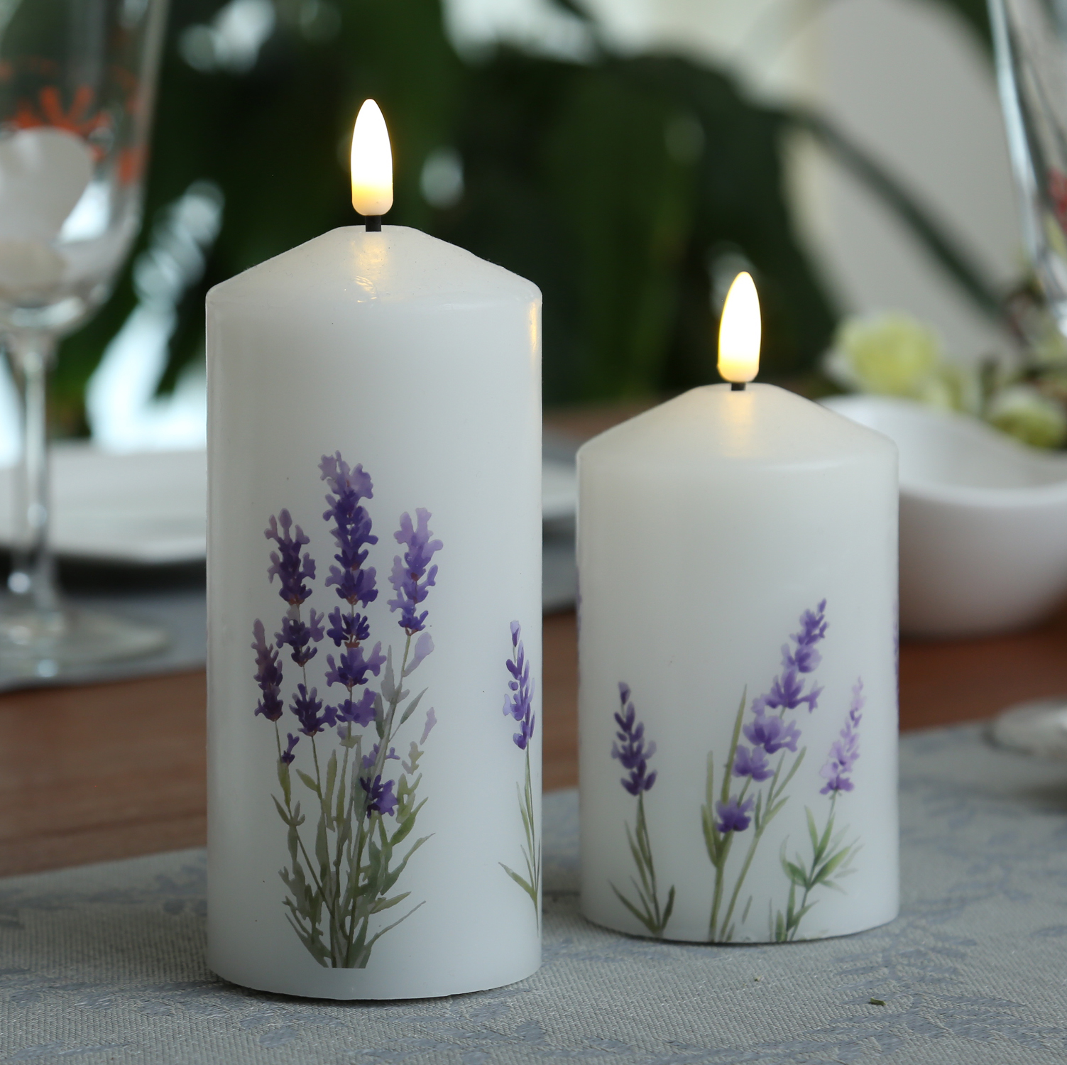 LED Kerze mit Lavendel Motiv - Echtwachs - H: 18,5cm - D: 7cm - Batteriebetrieb - Timer