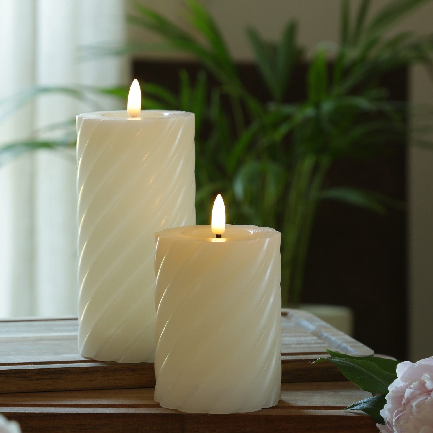 LED Stumpenkerze TWIST - Echtwachs - warmweiße 3D Flamme - H: 12,5cm - Batterie - Timer - creme LED Stumpenkerze TWIST - Echtwachs - warmweiße 3D Flamme - H: 12,5cm - Batterie - Timer - creme