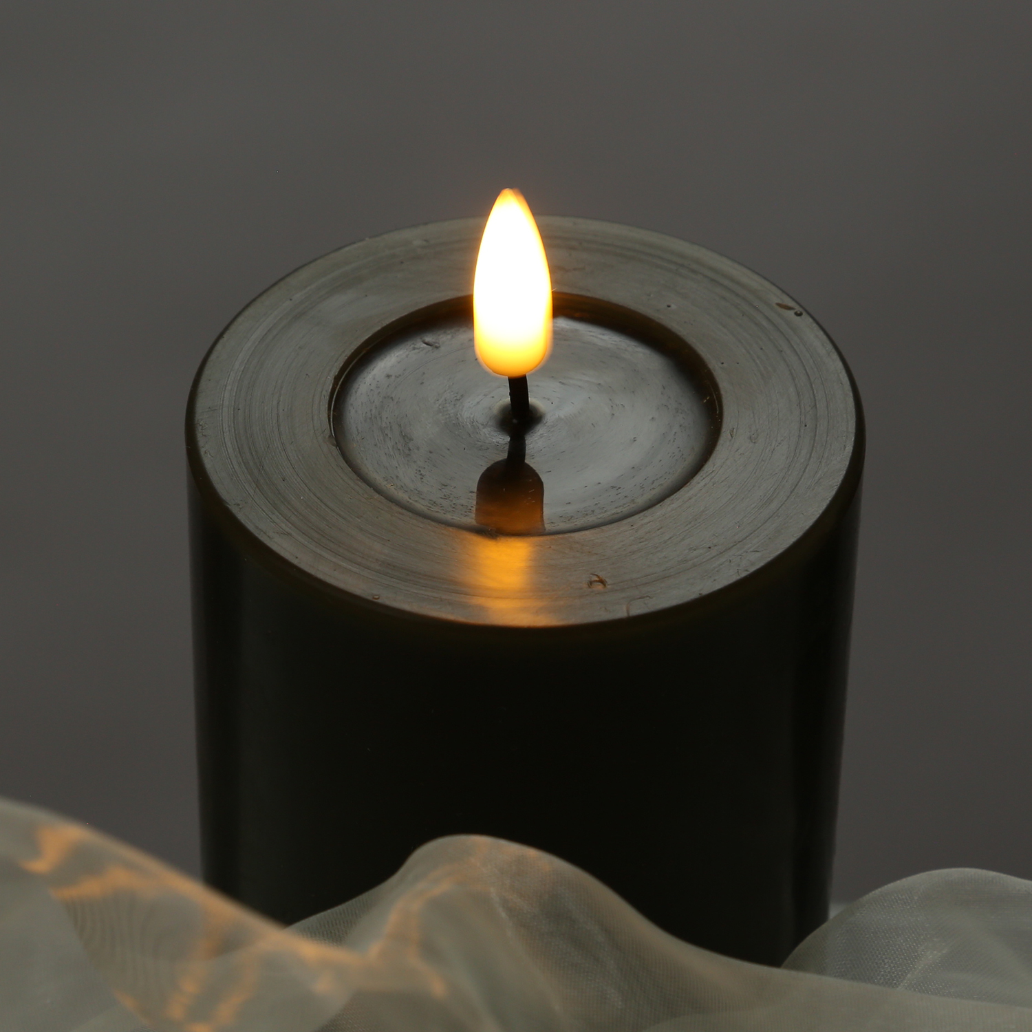 LED Stumpenkerze MIA - Echtwachs - realistische 3D Flamme - H: 10cm - D: 5cm - dunkelgrün LED Stumpenkerze MIA - Echtwachs - realistische 3D Flamme - H: 10cm - D: 5cm - dunkelgrün