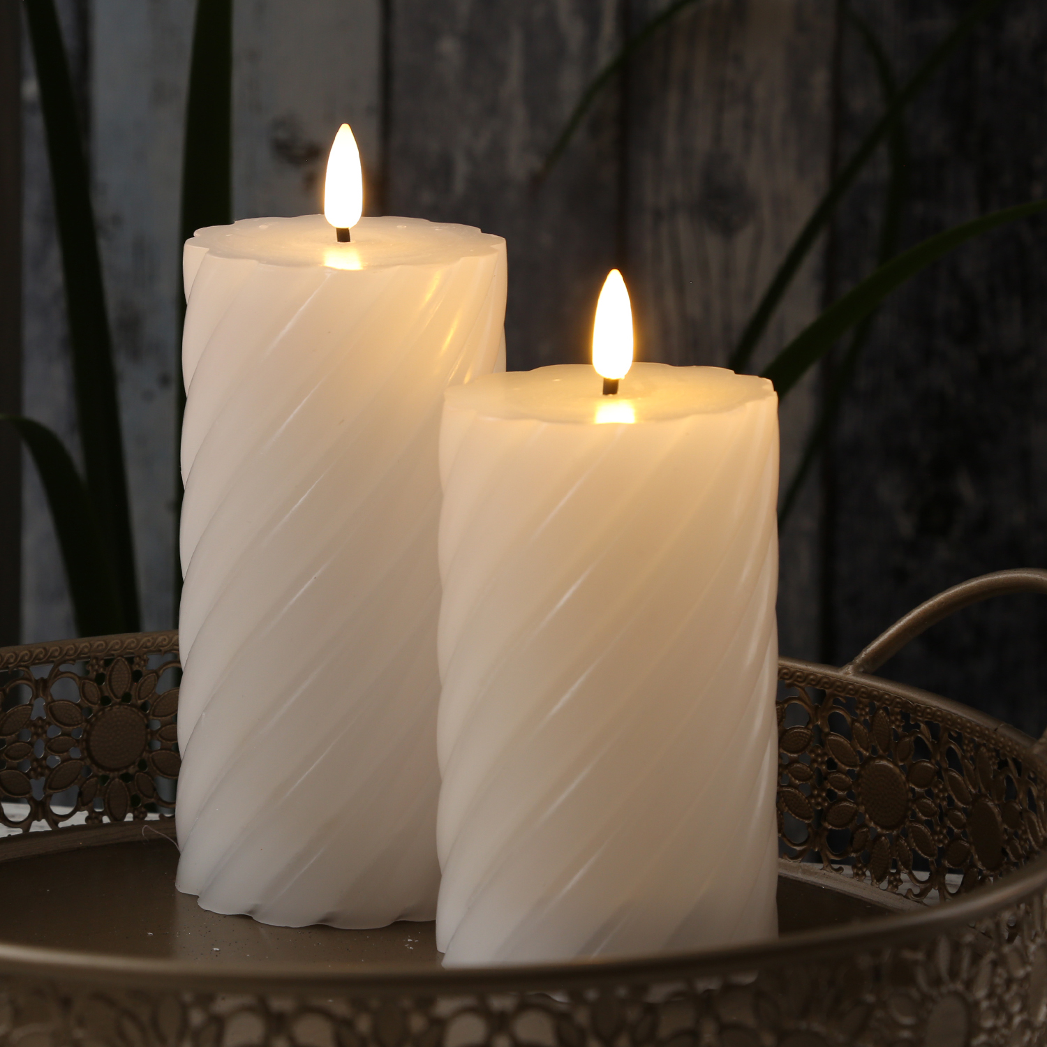 LED Stumpenkerze SWIRL - Echtwachs - warmweiße 3D Flamme - H: 15cm - Batterie - Timer - weiß LED Stumpenkerze SWIRL - Echtwachs - warmweiße 3D Flamme - H: 15cm - Batterie - Timer - weiß