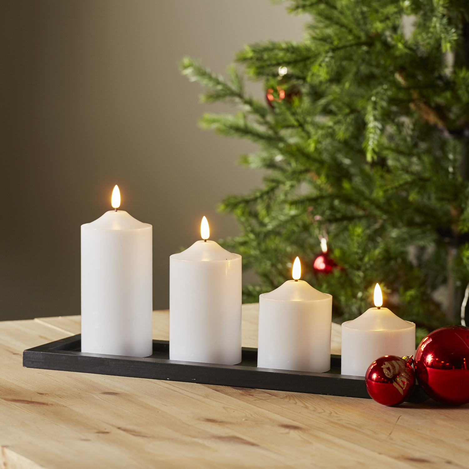 LED Stumpenkerze Flamme - Echtwachs - warmweiße 3D Flamme - H: 9,5cm - Batterie - Timer - weiß LED Stumpenkerze Flamme - Echtwachs - warmweiße 3D Flamme - H: 9,5cm - Batterie - Timer - weiß