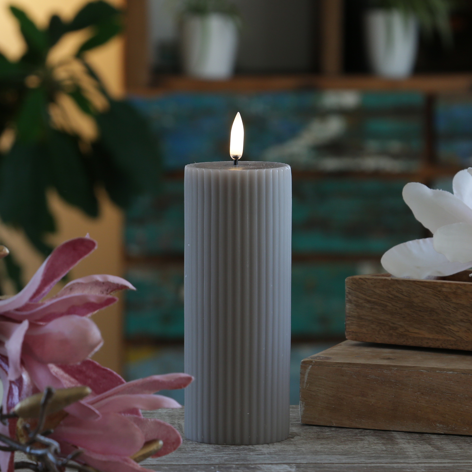 LED Kerze THEA - mit Rillen - Echtwachs - 3D Flamme - D: 5,8cm - H: 15,2cm - Timer - sand/taupe LED Kerze THEA - mit Rillen - Echtwachs - 3D Flamme - D: 5,8cm - H: 15,2cm - Timer - sand/taupe