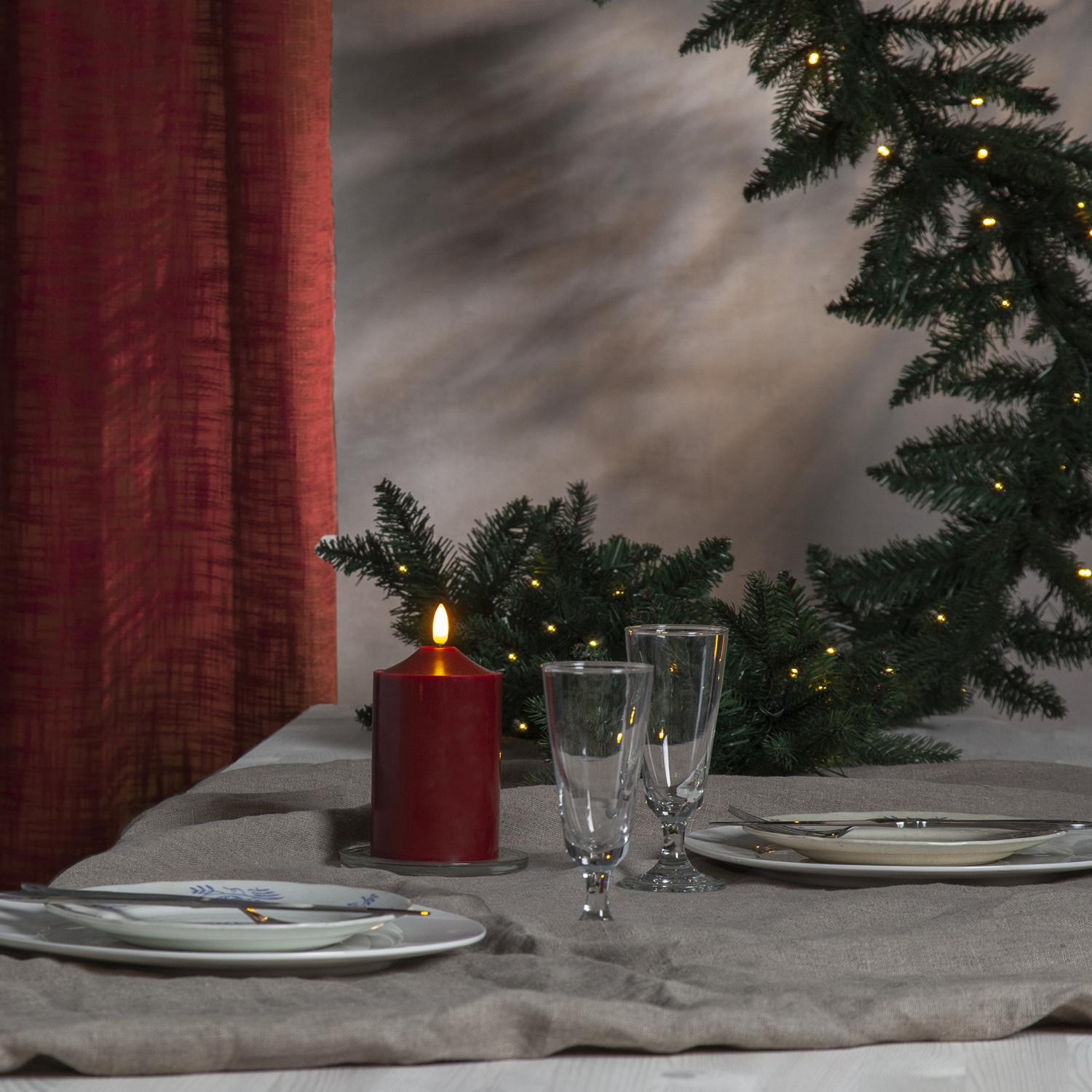 LED Stumpenkerze "Flamme" - Echtwachs - warmweiße LED - H: 15cm, D: 7,5cm - Timer - rot LED Stumpenkerze "Flamme" - Echtwachs - warmweiße LED - H: 15cm, D: 7,5cm - Timer - rot