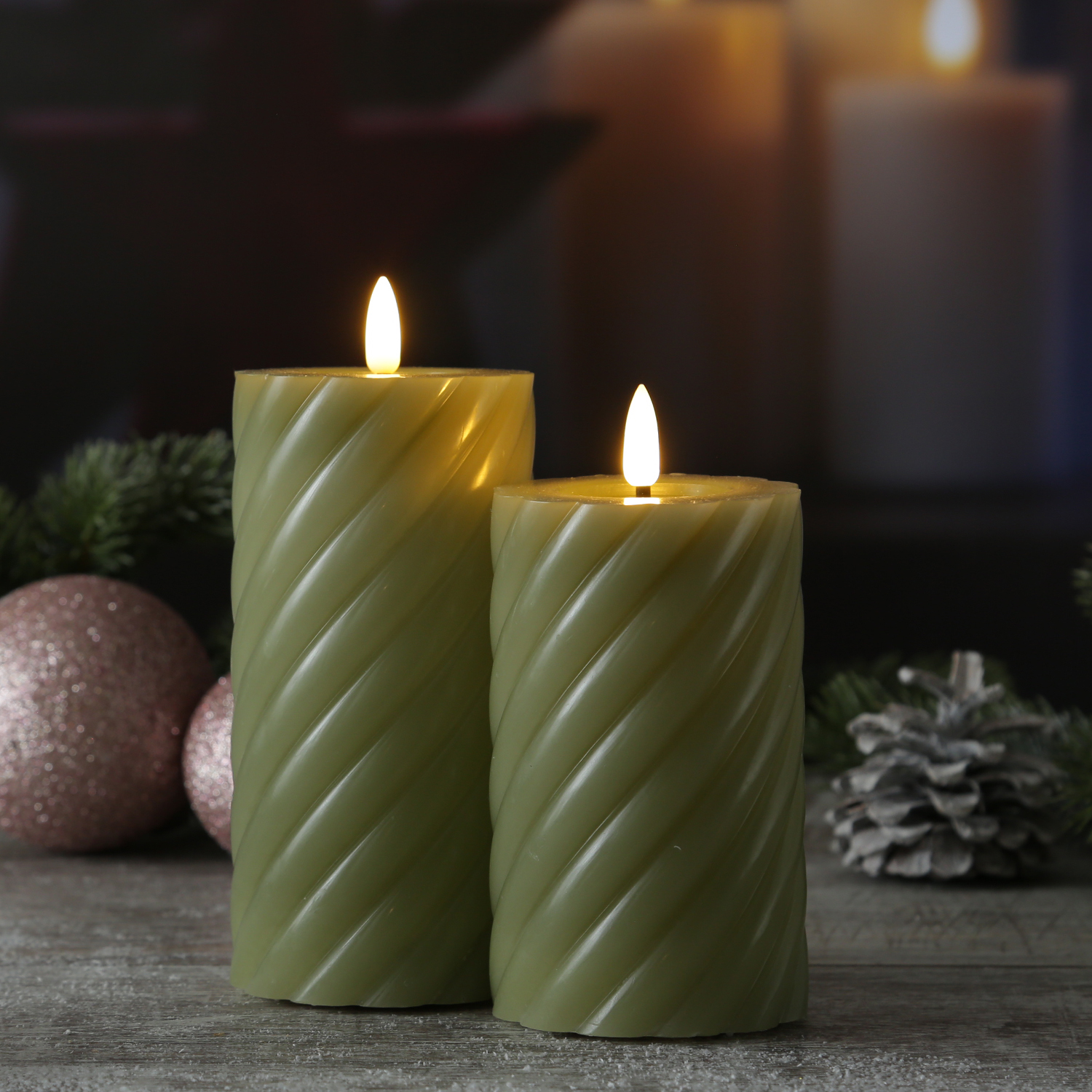 LED Stumpenkerze TWIST - Echtwachs - warmweiße 3D Flamme - H: 15cm - Batterie - Timer - grün LED Stumpenkerze TWIST - Echtwachs - warmweiße 3D Flamme - H: 15cm - Batterie - Timer - grün