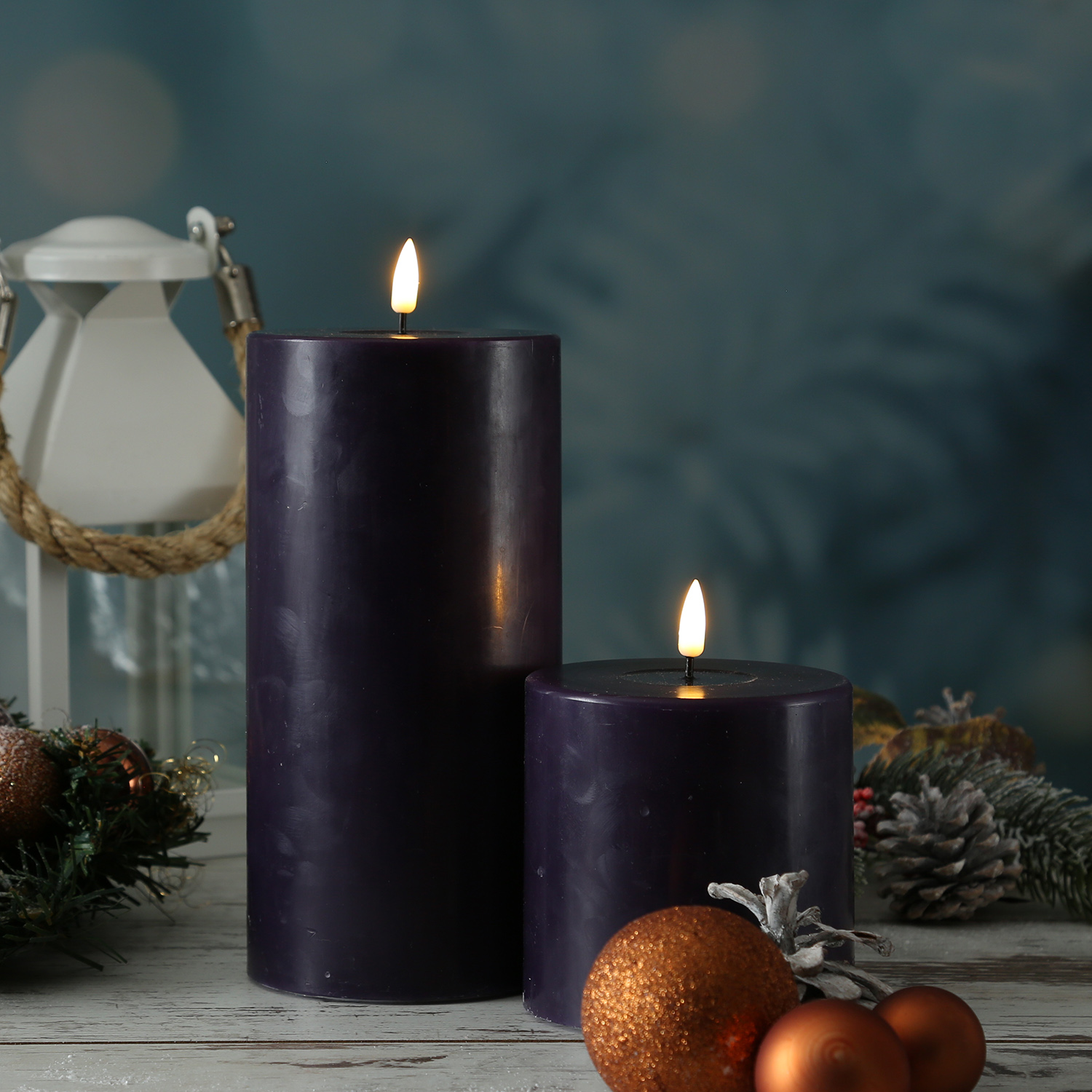 LED Stumpenkerze MIA - Echtwachs - realistische 3D Flamme - H: 10cm - D: 10cm - dunkellila LED Stumpenkerze MIA - Echtwachs - realistische 3D Flamme - H: 10cm - D: 10cm - dunkellila