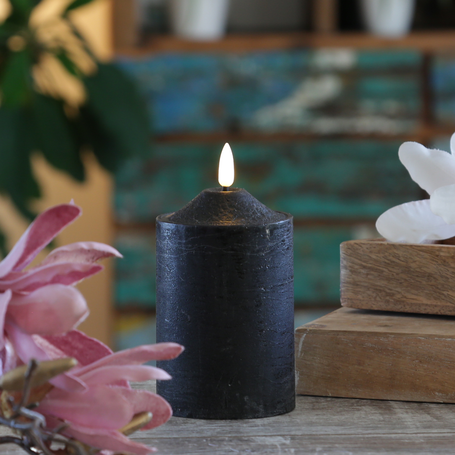 LED Stumpenkerze "Flamme" - Echtwachs - warmweiße LED - H: 15cm, D: 7,5cm - Timer - schwarz LED Stumpenkerze "Flamme" - Echtwachs - warmweiße LED - H: 15cm, D: 7,5cm - Timer - schwarz