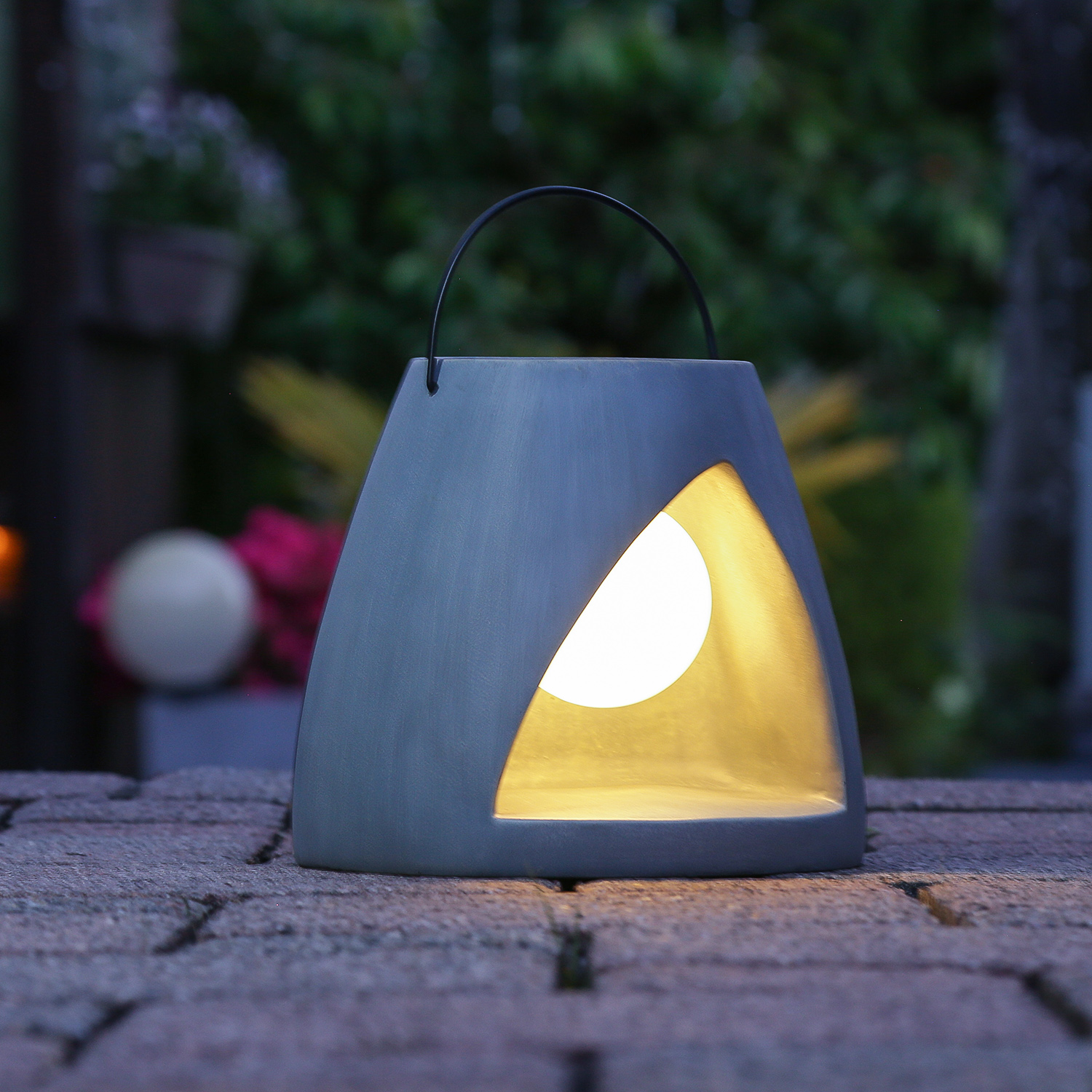 LED Solar Laterne - Kugellampe im Stein - Polyresin - 3 warmweiße LED - H: 19,5cm - grau LED Solar Laterne - Kugellampe im Stein - Polyresin - 3 warmweiße LED - H: 19,5cm - grau