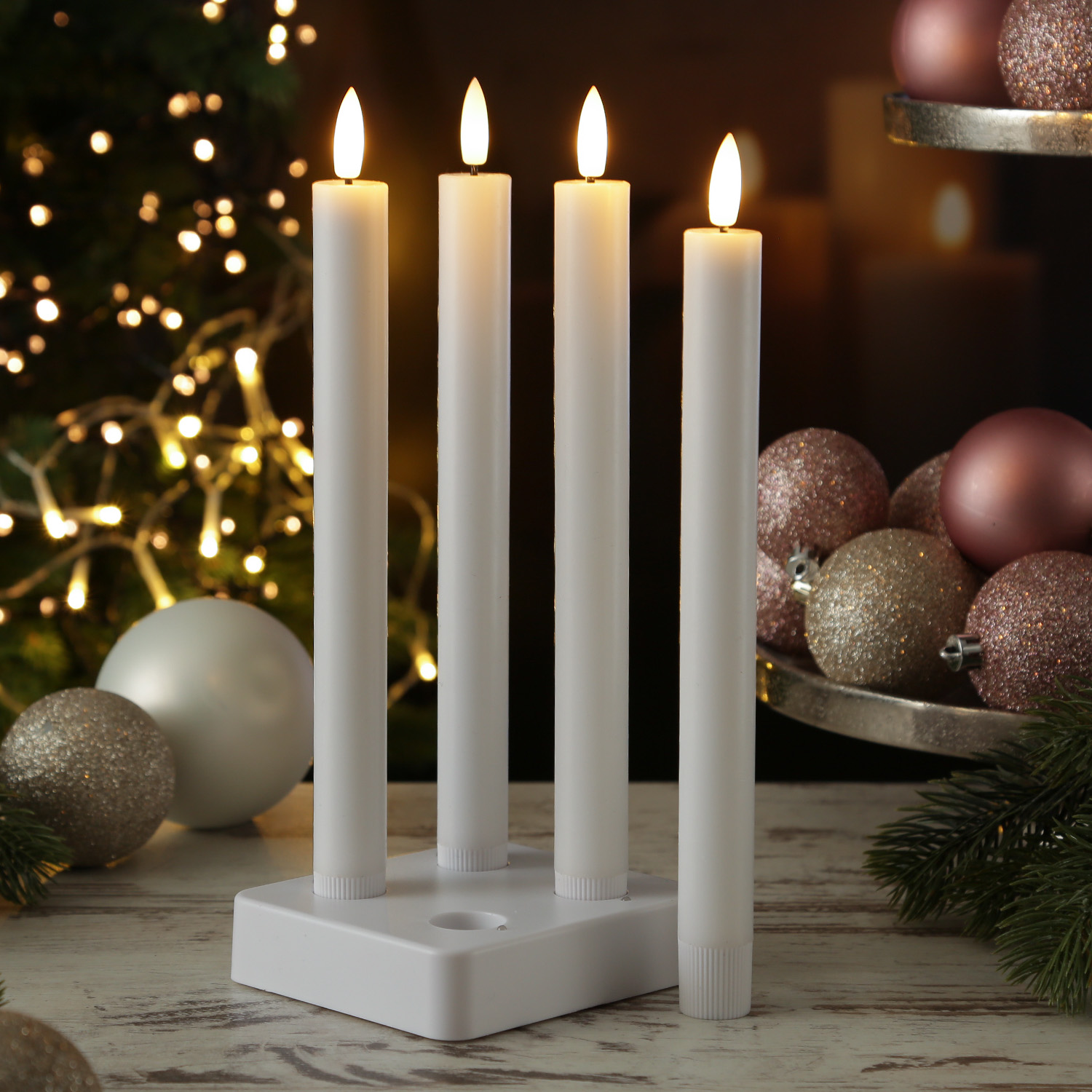 LED Stabkerzen LISA - Echtwachs - mit Ladestation - inkl. Fernbedienung - H: 25cm - weiß - 4er Set LED Stabkerzen LISA - Echtwachs - mit Ladestation - inkl. Fernbedienung - H: 25cm - weiß - 4er Set