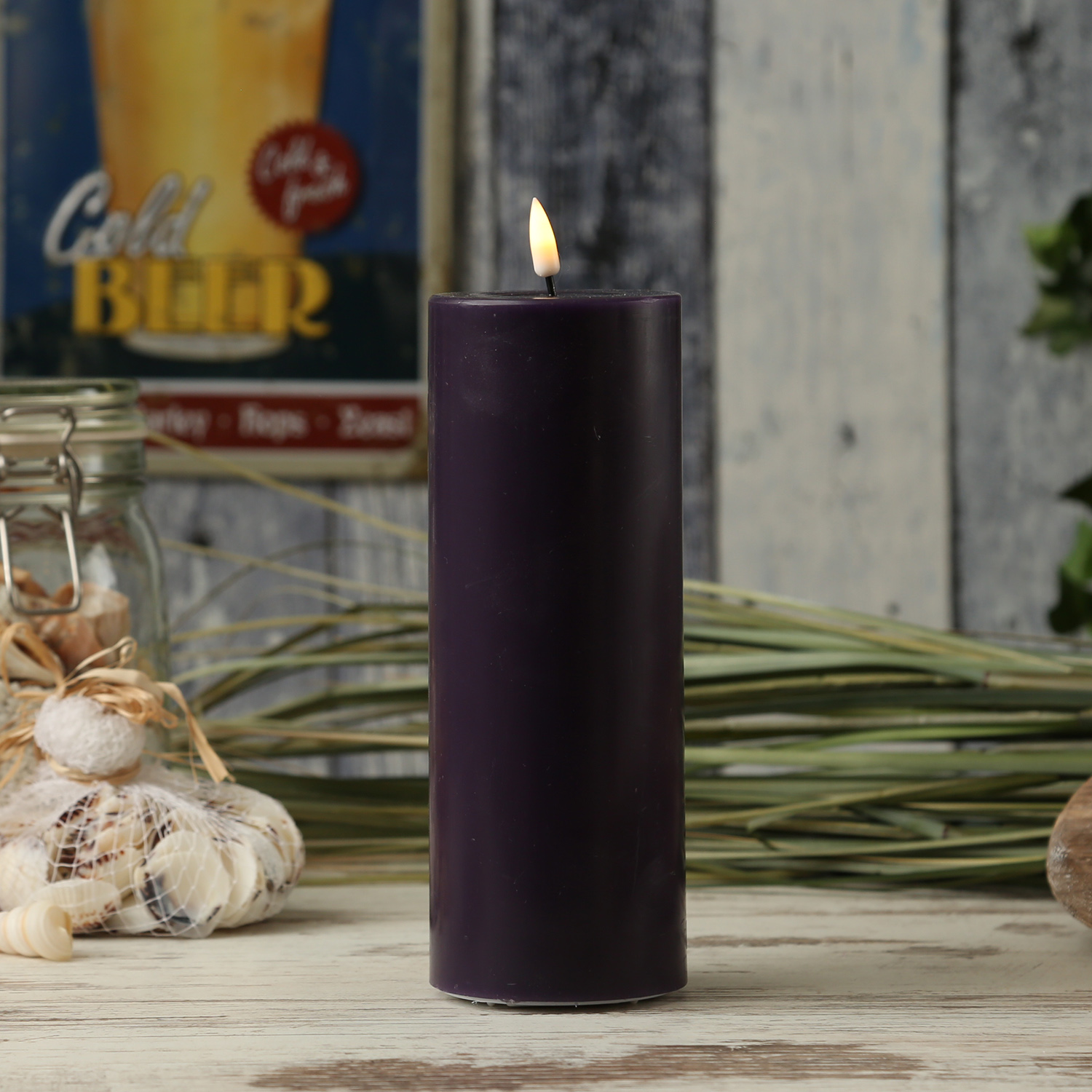 LED Stumpenkerze MIA - Echtwachs - realistische 3D Flamme - H: 20cm - D: 7,5cm - dunkellila LED Stumpenkerze MIA - Echtwachs - realistische 3D Flamme - H: 20cm - D: 7,5cm - dunkellila