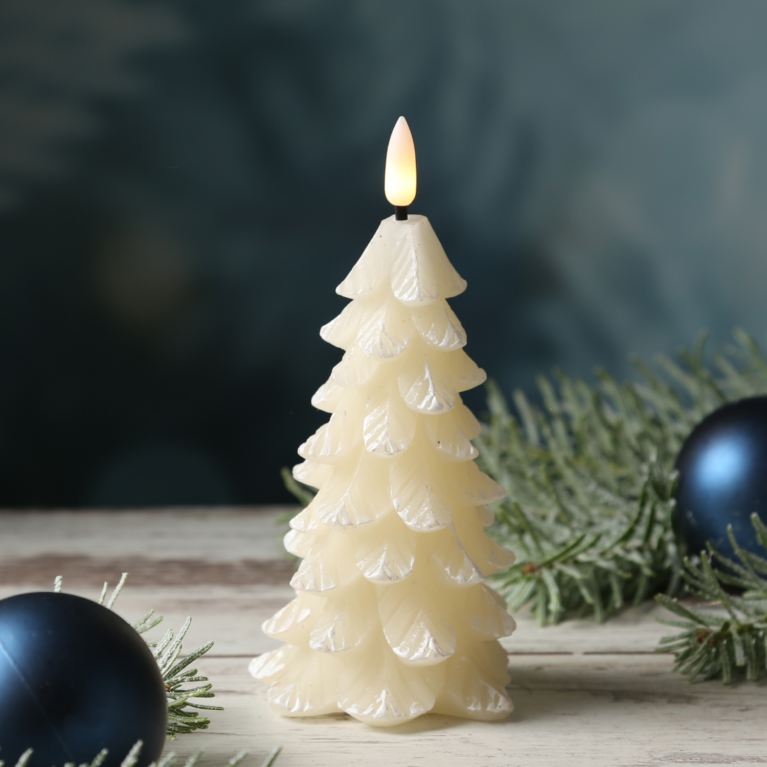 LED Kerze Tannenbaum - Echtwachs - warmweiße 3D Flamme - H: 16cm - Timer - creme LED Kerze Tannenbaum - Echtwachs - warmweiße 3D Flamme - H: 16cm - Timer - creme