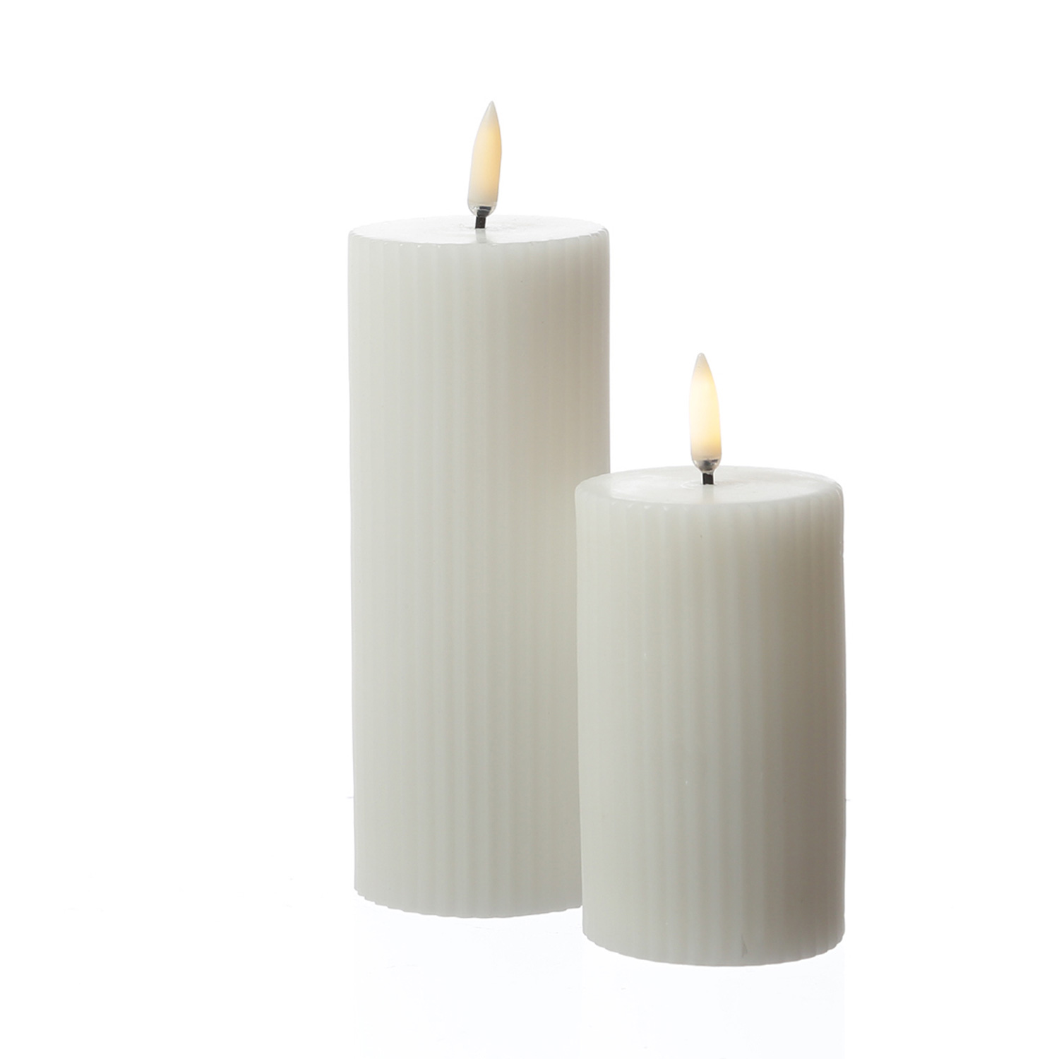 LED Kerze THEA - mit Rillen - Echtwachs - 3D Flamme - D: 5,8cm - H: 15,2cm - Timer - weiß LED Kerze THEA - mit Rillen - Echtwachs - 3D Flamme - D: 5,8cm - H: 15,2cm - Timer - weiß