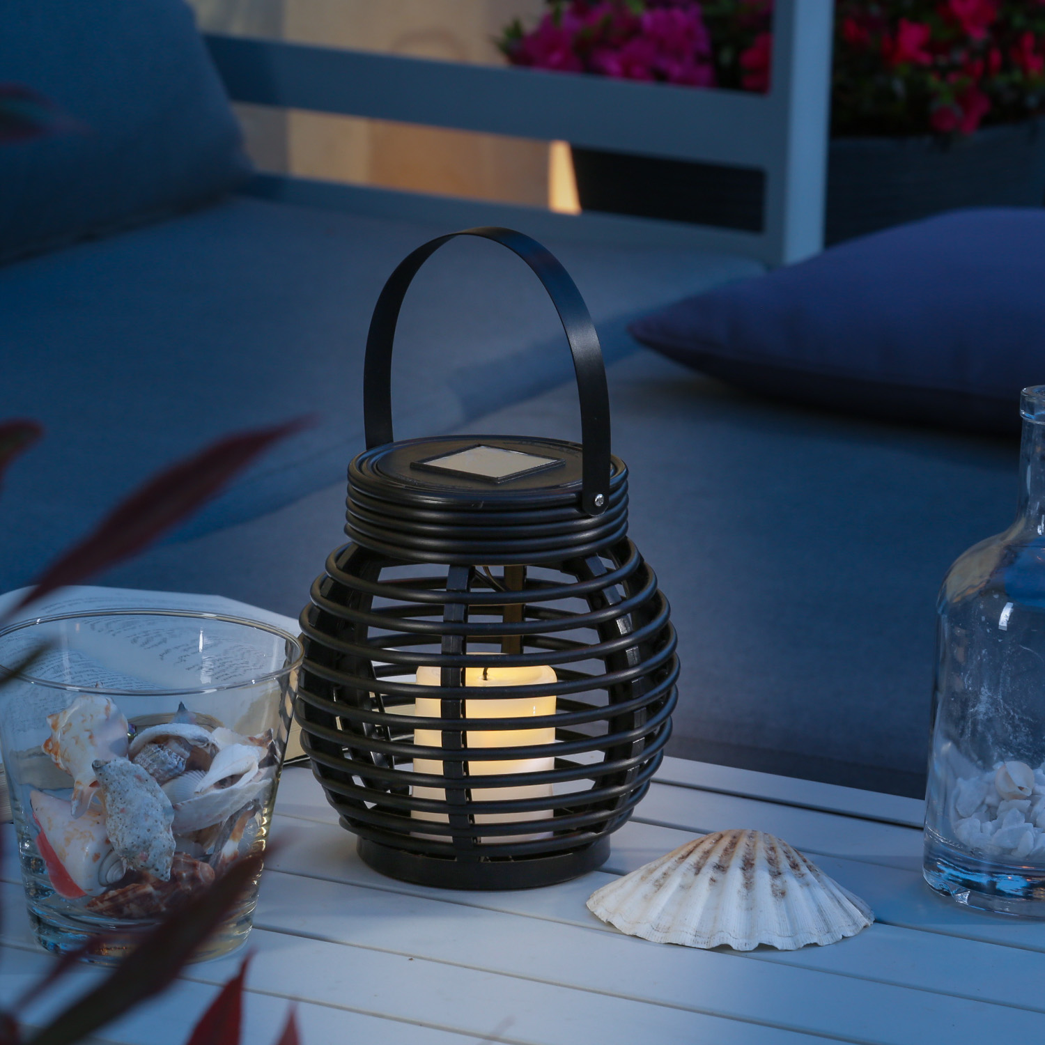 LED Solar Laterne mit LED Kerze - Korboptik - flackernde LED - H: 15cm -Lichtsensor - schwarz LED Solar Laterne mit LED Kerze - Korboptik - flackernde LED - H: 15cm -Lichtsensor - schwarz