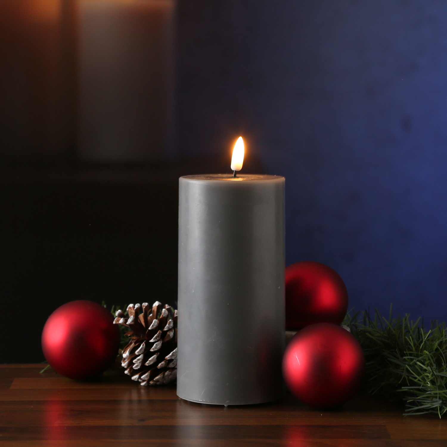 LED Stumpenkerze MIA - Echtwachs - realistische 3D Flamme - H: 15cm - Batteriebetrieb - grau LED Stumpenkerze MIA - Echtwachs - realistische 3D Flamme - H: 15cm - Batteriebetrieb - grau