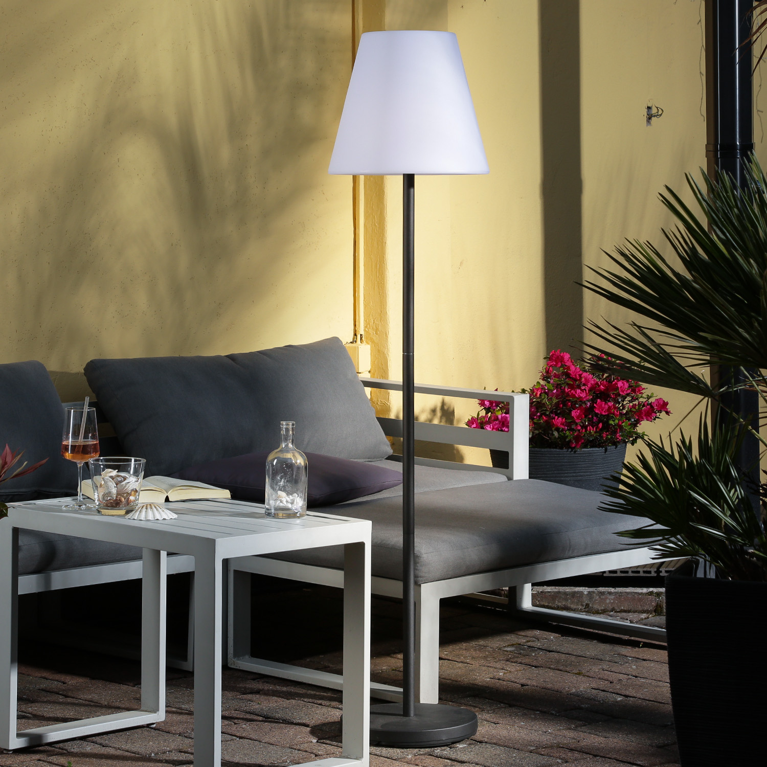 LED Garten Stehlampe - 4 Helligkeitsstufen - 2 Höhen - H: 150cm - wiederaufladbar per USB LED Garten Stehlampe - 4 Helligkeitsstufen - 2 Höhen - H: 150cm - wiederaufladbar per USB