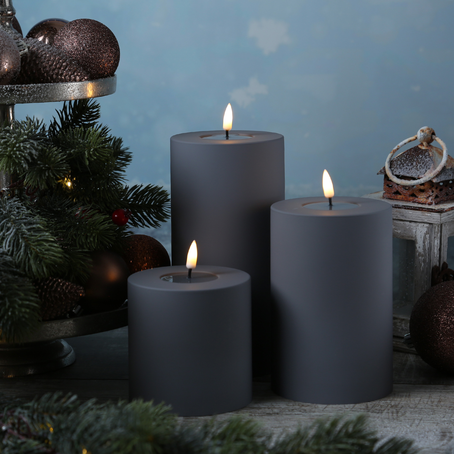 LED Stumpenkerze MIA - Kunststoff - realistische 3D Flamme - H: 10cm - f. Außen - grau LED Stumpenkerze MIA - Kunststoff - realistische 3D Flamme - H: 10cm - f. Außen - grau