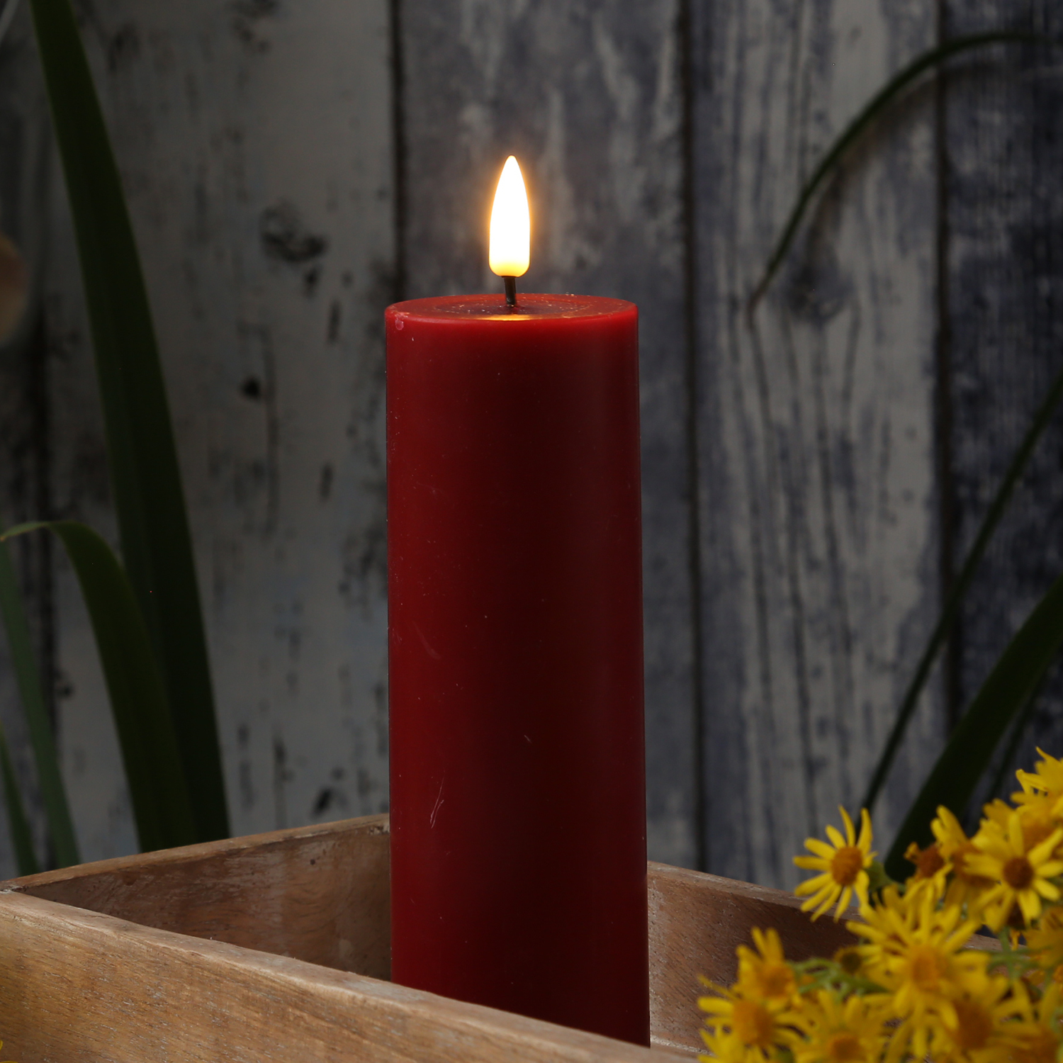 LED Stumpenkerze MIA - Echtwachs - realistische 3D Flamme - H: 15cm - D: 5cm - bordeauxrot LED Stumpenkerze MIA - Echtwachs - realistische 3D Flamme - H: 15cm - D: 5cm - bordeauxrot