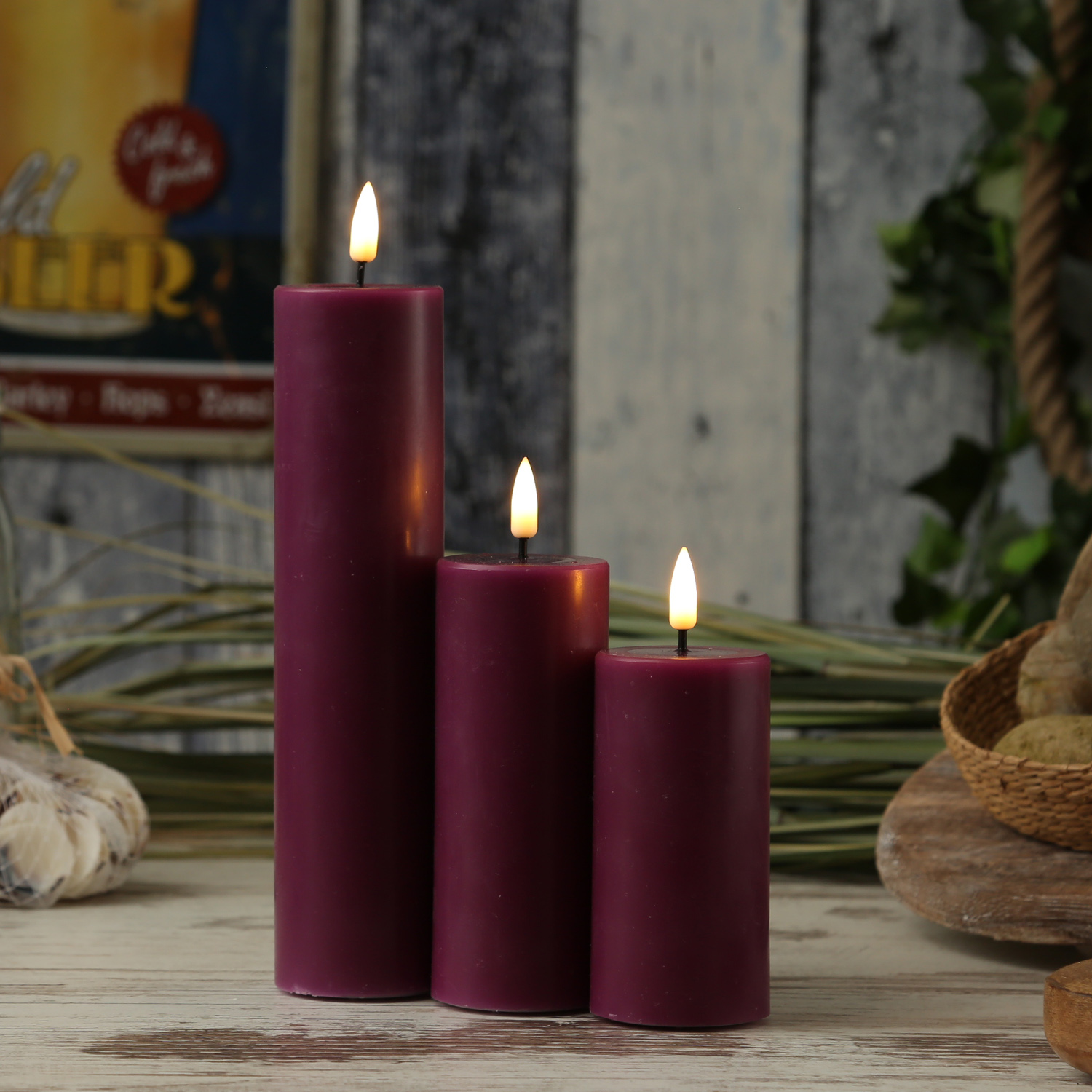 LED Stumpenkerze MIA - Echtwachs - realistische 3D Flamme - H: 12,5cm - D: 5cm - beere LED Stumpenkerze MIA - Echtwachs - realistische 3D Flamme - H: 12,5cm - D: 5cm - beere