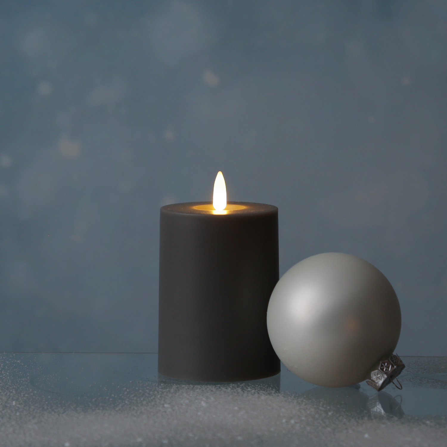 LED Stumpenkerze - Kunststoff - 3D Flamme - H: 10cm - D: 7,5cm - Timer - für Innen/Außen - grau