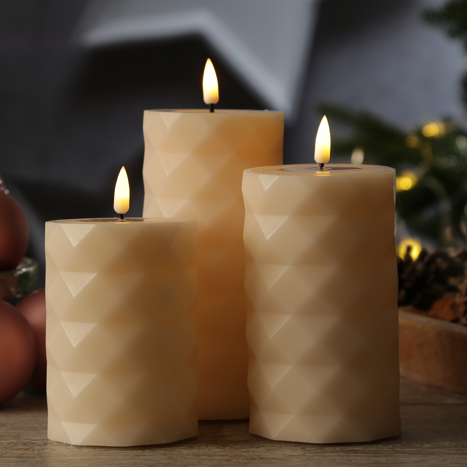 LED Stumpenkerze MIA - Rautenmuster - Echtwachs - 3D Flamme - H: 12,5cm - D: 7,5cm - creme LED Stumpenkerze MIA - Rautenmuster - Echtwachs - 3D Flamme - H: 12,5cm - D: 7,5cm - creme