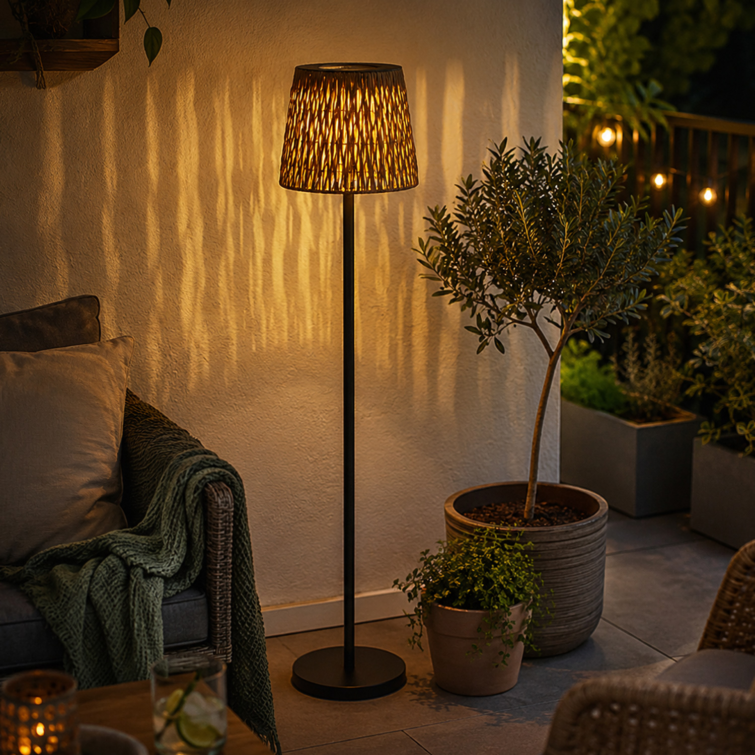 LED Solar Stehlampe in Rattan-Optik - Gartenlampe - 2 Höhenmöglichkeiten - H: 125cm - Lichtsensor