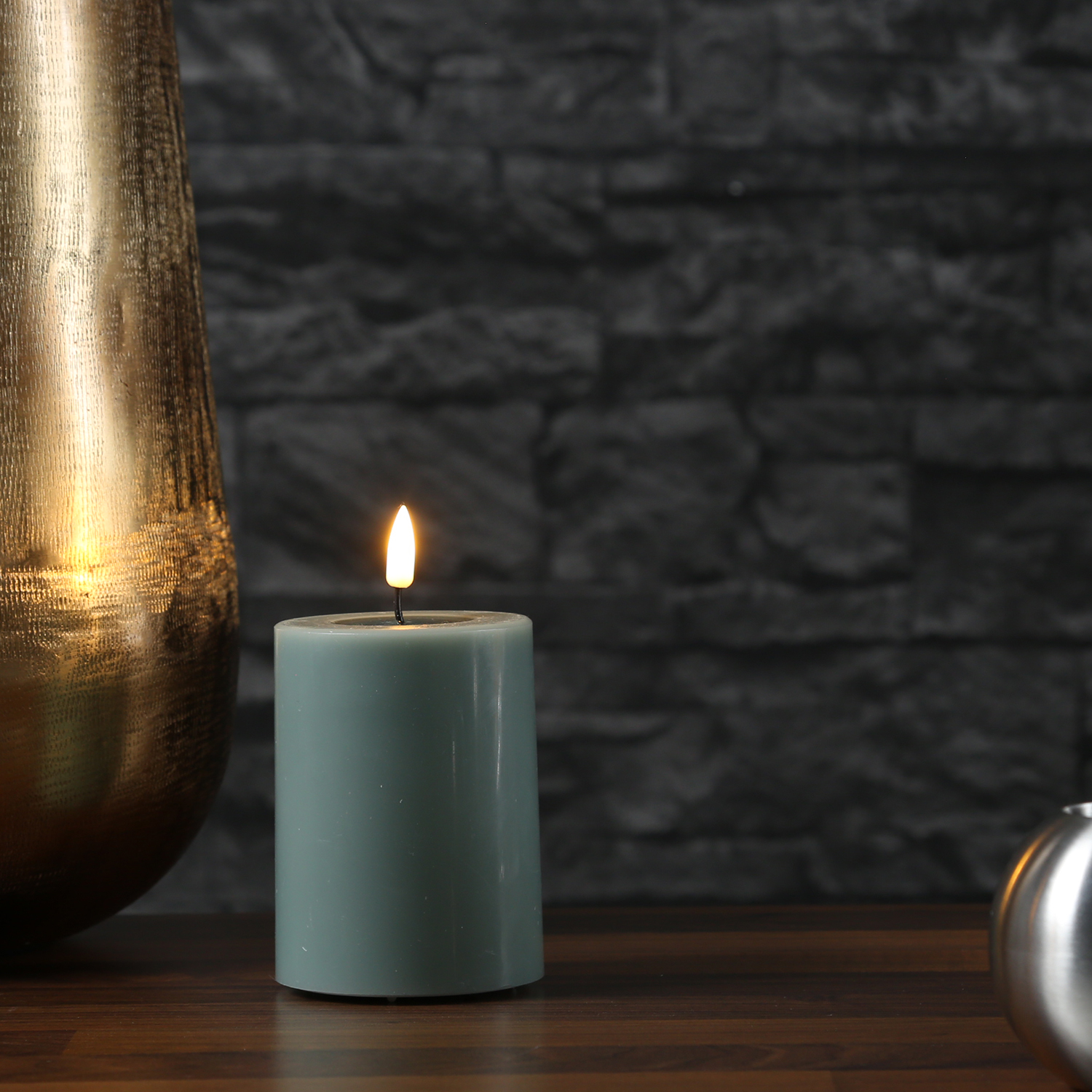 LED Stumpenkerze MIA - Echtwachs - realistische 3D Flamme - H: 10cm - D: 7,5cm - salbeigrün LED Stumpenkerze MIA - Echtwachs - realistische 3D Flamme - H: 10cm - D: 7,5cm - salbeigrün
