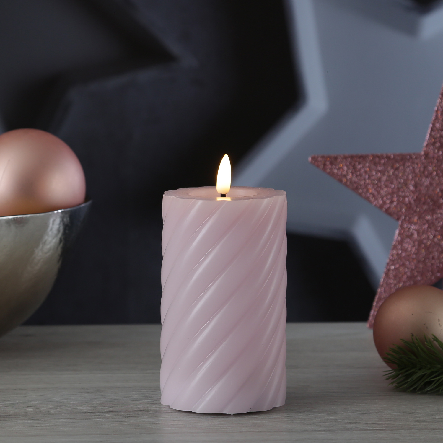 LED Stumpenkerze TWIST - Echtwachs - warmweiße 3D Flamme - H: 15cm - Batterie - Timer - flieder LED Stumpenkerze TWIST - Echtwachs - warmweiße 3D Flamme - H: 15cm - Batterie - Timer - flieder