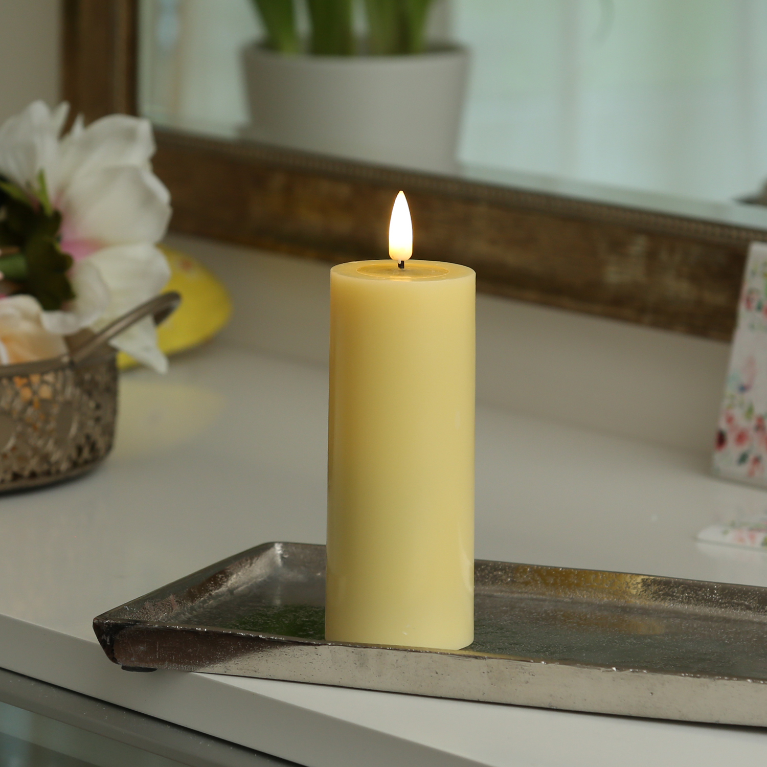 LED Stumpenkerze MIA - Echtwachs - realistische 3D Flamme - H: 12,5cm D: 5cm - Batterie - gelb LED Stumpenkerze MIA - Echtwachs - realistische 3D Flamme - H: 12,5cm D: 5cm - Batterie - gelb