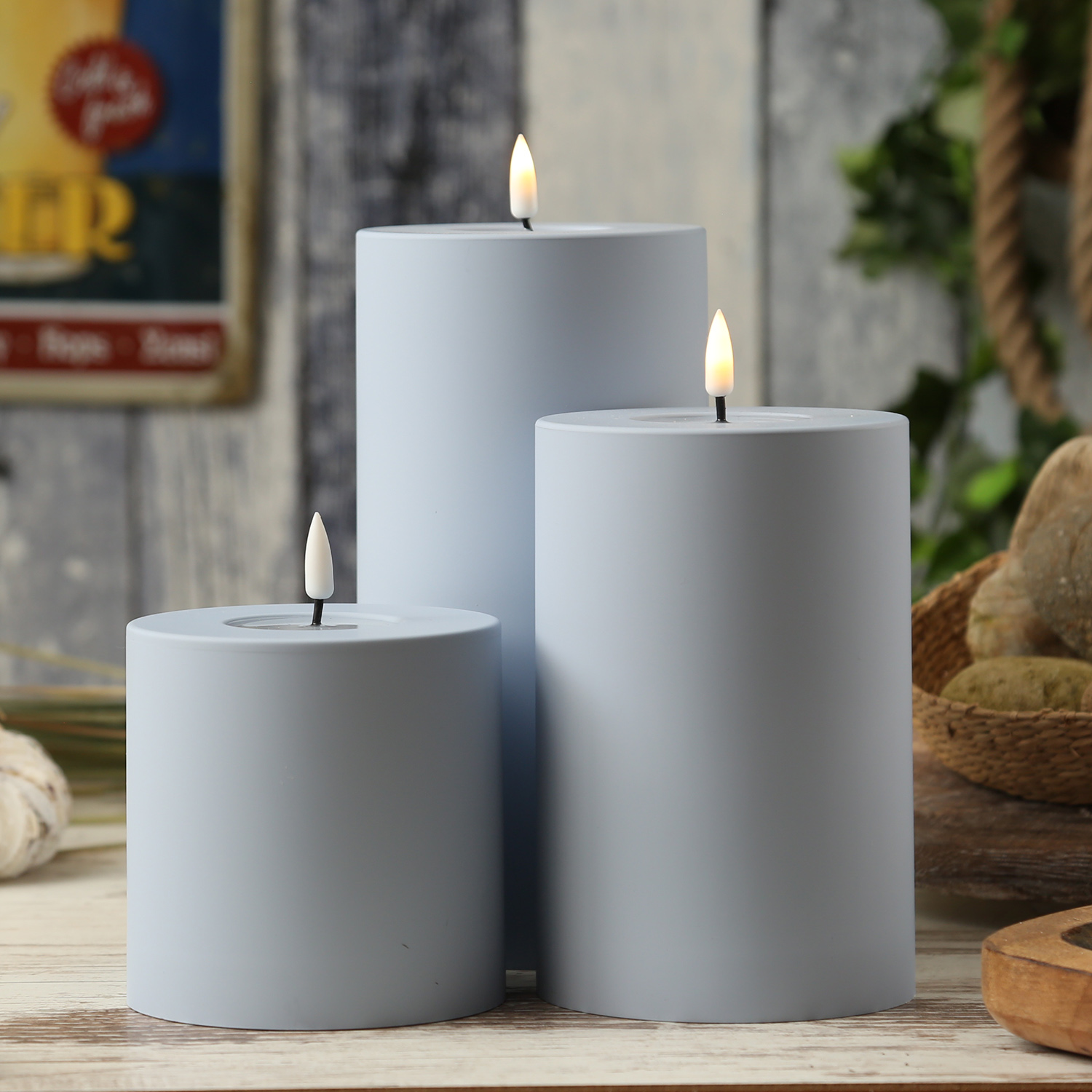 LED Stumpenkerze MIA - Kunststoff - realistische 3D Flamme - H: 20cm - f. Außen - pastellblau LED Stumpenkerze MIA - Kunststoff - realistische 3D Flamme - H: 20cm - f. Außen - pastellblau