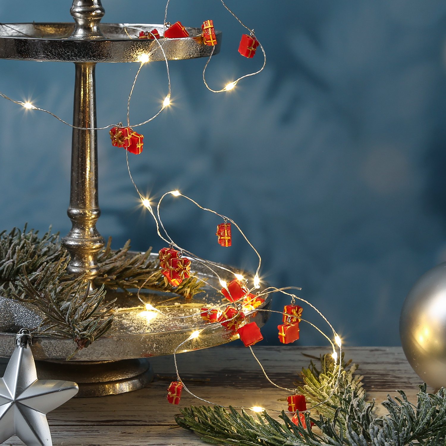 LED Drahtlichterkette GESCHENK - 20 warmweiße LED - L: 1,90m - Timer - Batterie - rot, gold LED Drahtlichterkette GESCHENK - 20 warmweiße LED - L: 1,90m - Timer - Batterie - rot, gold