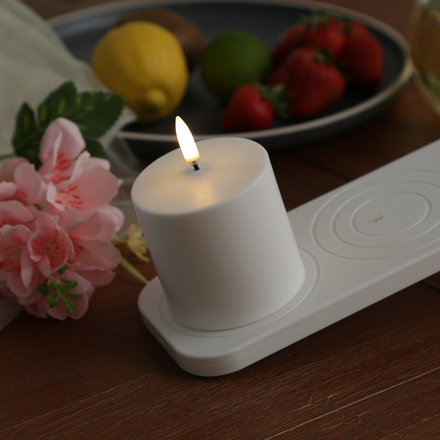 LED Kerze - wiederaufladbare LED Stumpenkerze mit Ladestation - 6,8cm x 6,8cm - Timer - Innen/Außen LED Kerze - wiederaufladbare LED Stumpenkerze mit Ladestation - 6,8cm x 6,8cm - Timer - Innen/Außen