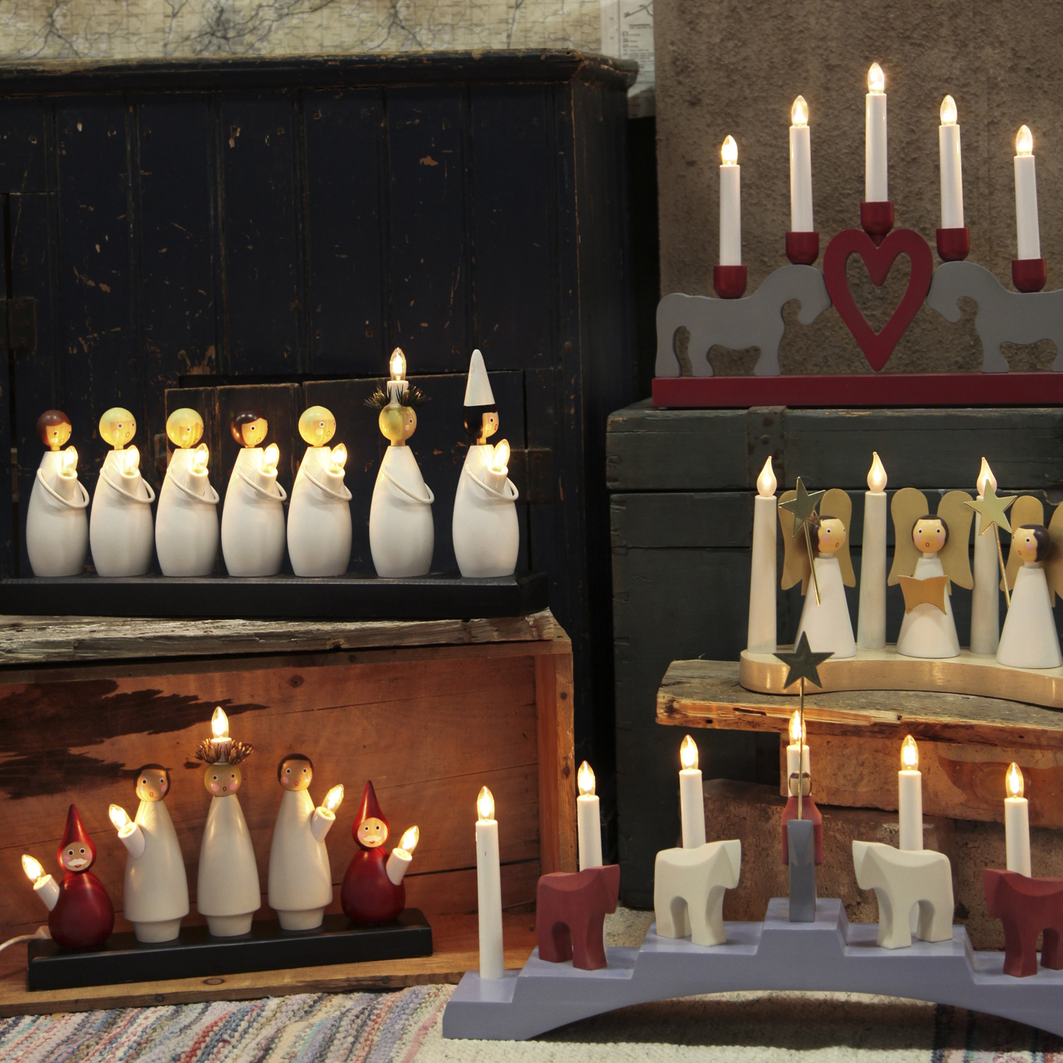 Fensterleuchter "Lucia Chor" - 5flammig - warmweiße Glühlampen - H: 22cm, L. 33cm - Weiß/Rot Fensterleuchter "Lucia Chor" - 5flammig - warmweiße Glühlampen - H: 22cm, L. 33cm - Weiß/Rot