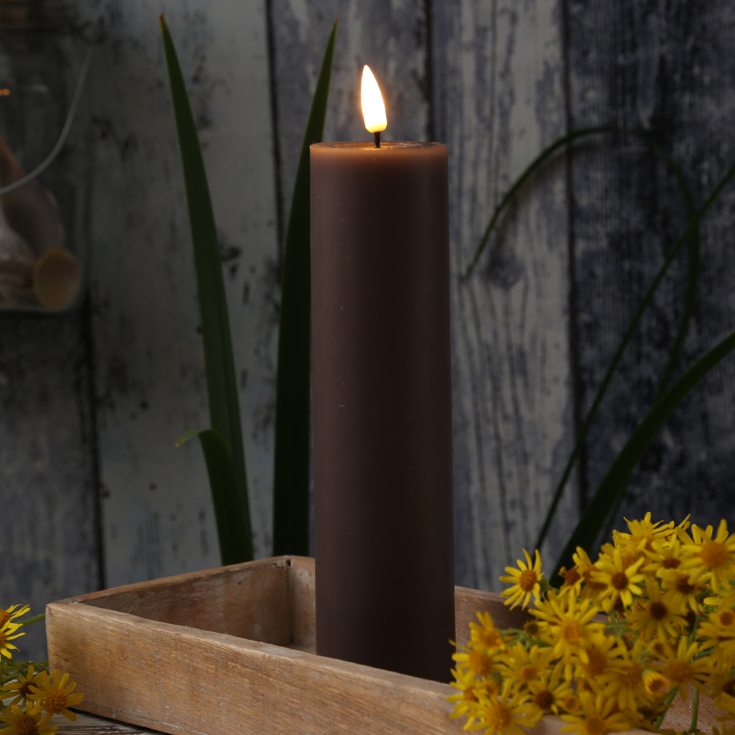 LED Stumpenkerze MIA - Echtwachs - realistische 3D Flamme - H: 20cm - D: 5cm - mokkafarben LED Stumpenkerze MIA - Echtwachs - realistische 3D Flamme - H: 20cm - D: 5cm - mokkafarben