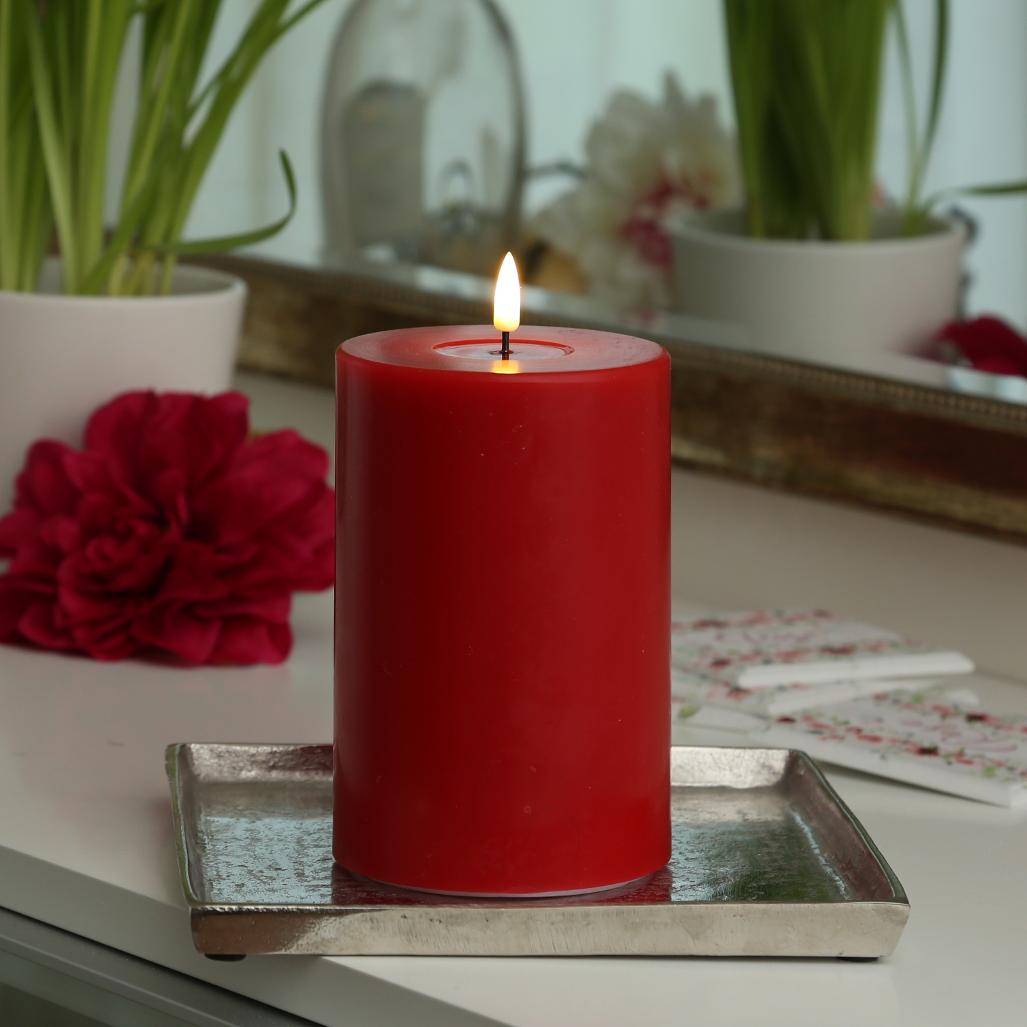 LED Stumpenkerze MIA - Echtwachs - realistische 3D Flamme - H: 15cm - D: 10cm - rot LED Stumpenkerze MIA - Echtwachs - realistische 3D Flamme - H: 15cm - D: 10cm - rot