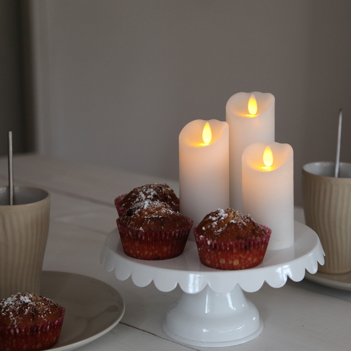 LED Kerze "Glow" - Echtwachs - gelbe flackernde LED - Timer - H: 15cm, D: 5,5cm - weiß LED Kerze "Glow" - Echtwachs - gelbe flackernde LED - Timer - H: 15cm, D: 5,5cm - weiß