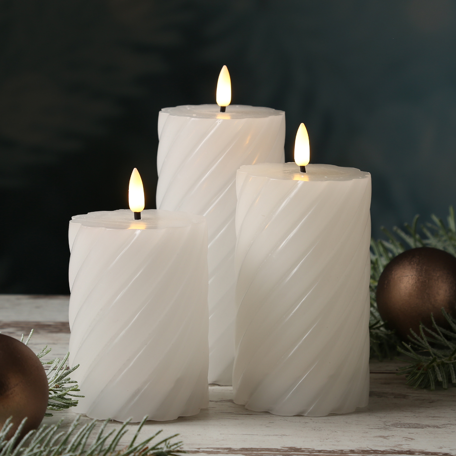 LED Stumpenkerze SWIRL - Echtwachs - warmweiße 3D Flamme - H: 17,5cm - Batterie - Timer - weiß LED Stumpenkerze SWIRL - Echtwachs - warmweiße 3D Flamme - H: 17,5cm - Batterie - Timer - weiß