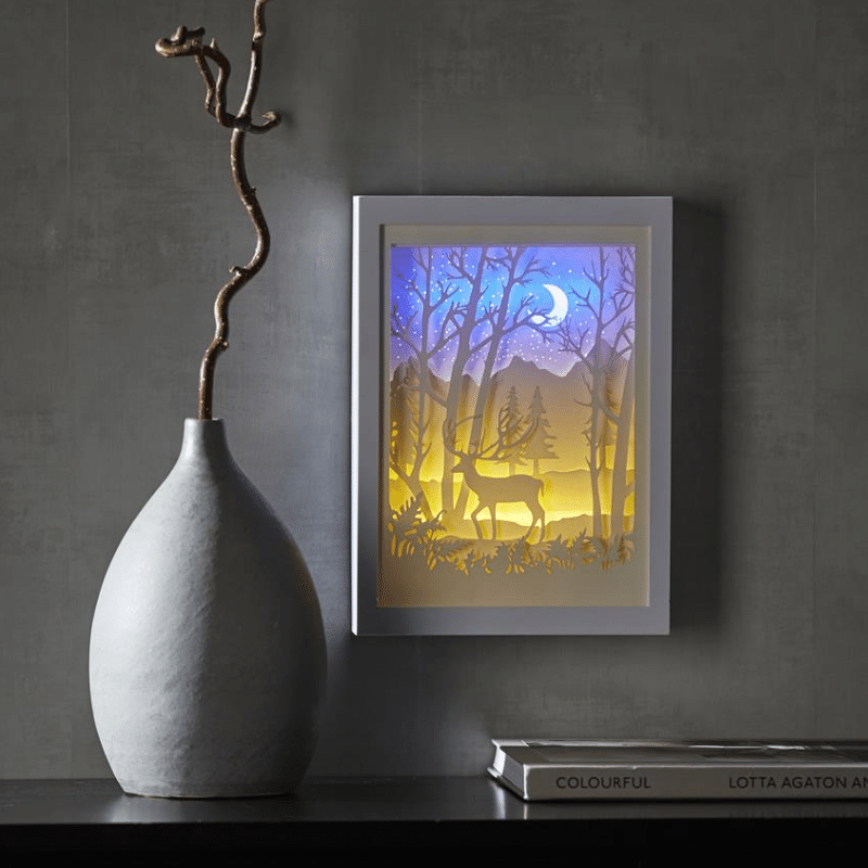 LED-Bild "Scenery"- Hirsch - Material: Kunststoff - weiss - 16 LED - mit Batterie oder Trafo - Timer LED-Bild "Scenery"- Hirsch - Material: Kunststoff - weiss - 16 LED - mit Batterie oder Trafo - Timer