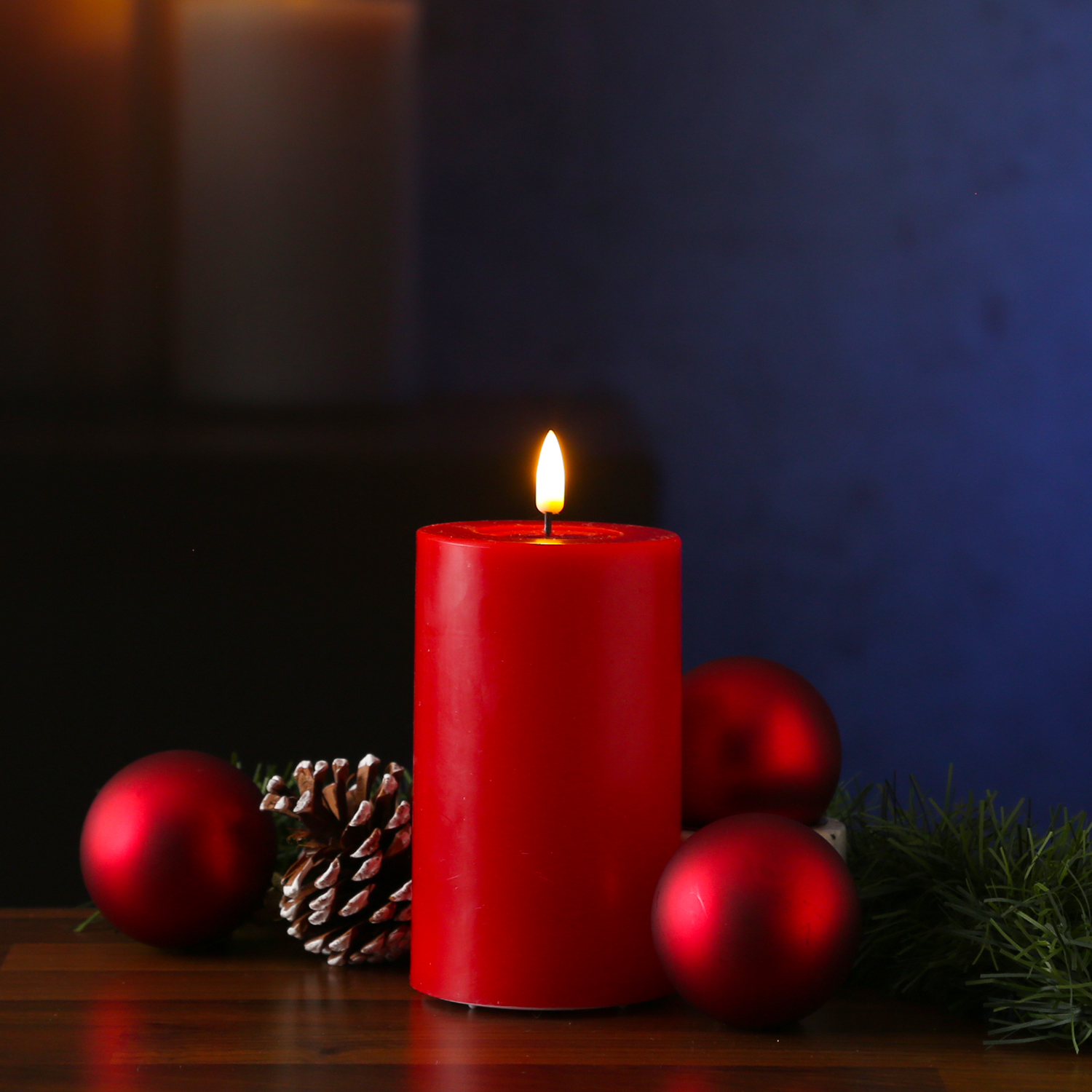 LED Stumpenkerze MIA - Echtwachs - realistische 3D Flamme - H: 12,5cm - D: 7,5cm - rot LED Stumpenkerze MIA - Echtwachs - realistische 3D Flamme - H: 12,5cm - D: 7,5cm - rot