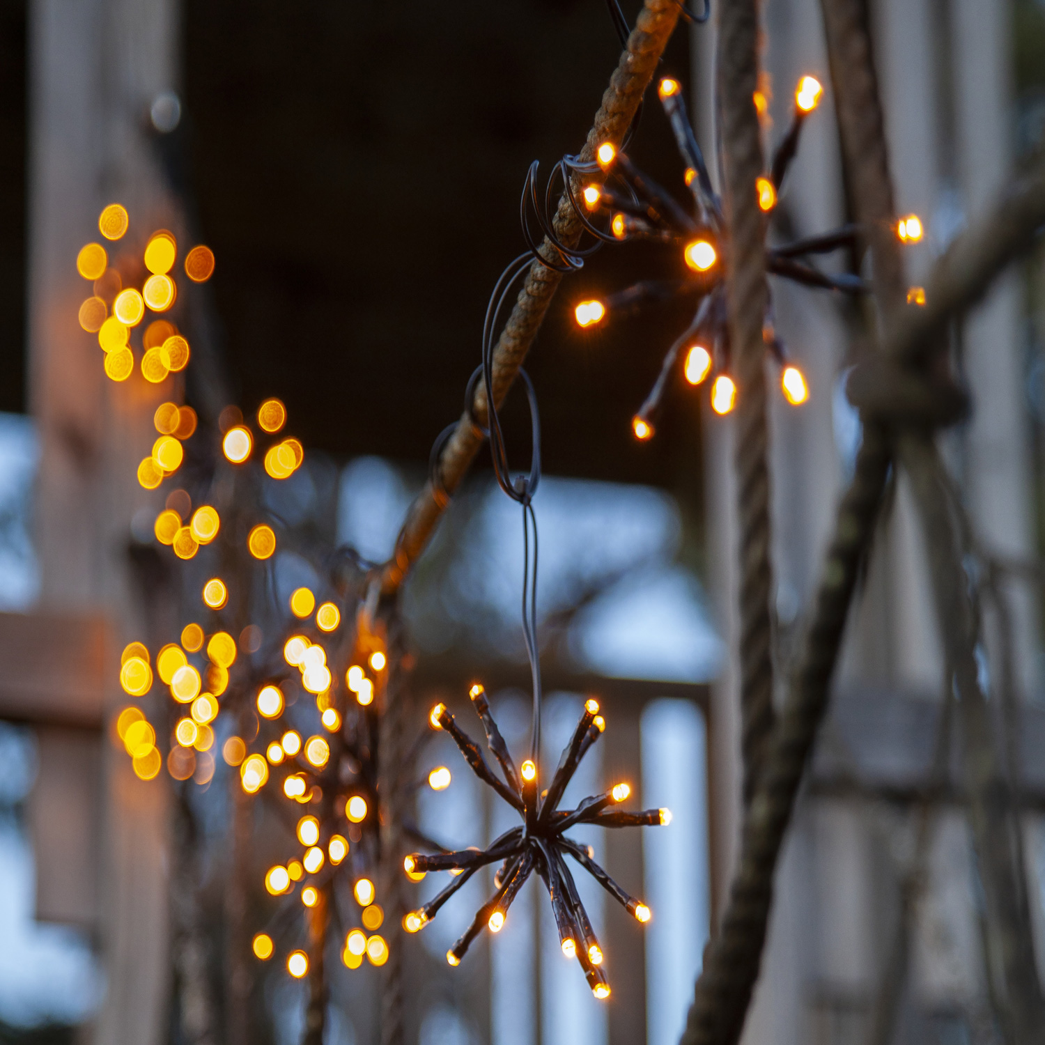 LED Lichterkette Feuerwerk - 200 bernsteinfarbene LED - 10 Cluster - L: 4m - Trafo - Außen - schwarz LED Lichterkette Feuerwerk - 200 bernsteinfarbene LED - 10 Cluster - L: 4m - Trafo - Außen - schwarz