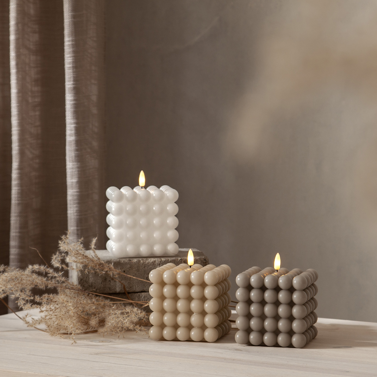 LED Kerze Bubble - Würfelkerze - Echtwachs - realistische 3D Flamme - H: 12,5cm - Timer - creme LED Kerze Bubble - Würfelkerze - Echtwachs - realistische 3D Flamme - H: 12,5cm - Timer - creme