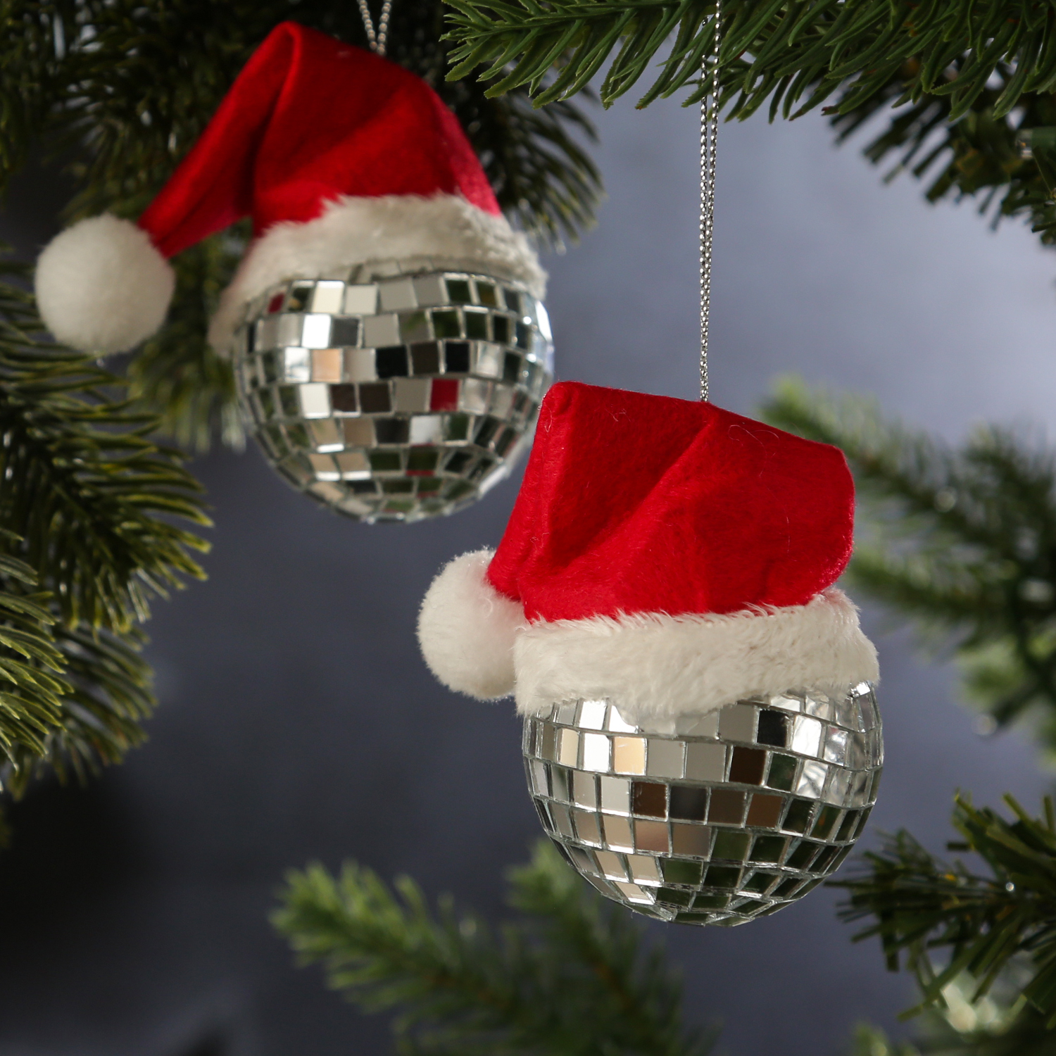 Weihnachtsbaumschmuck DISCOKUGEL mit Nikolausmütze - H: 7cm - silber - 4er Set Weihnachtsbaumschmuck DISCOKUGEL mit Nikolausmütze - H: 7cm - silber - 4er Set