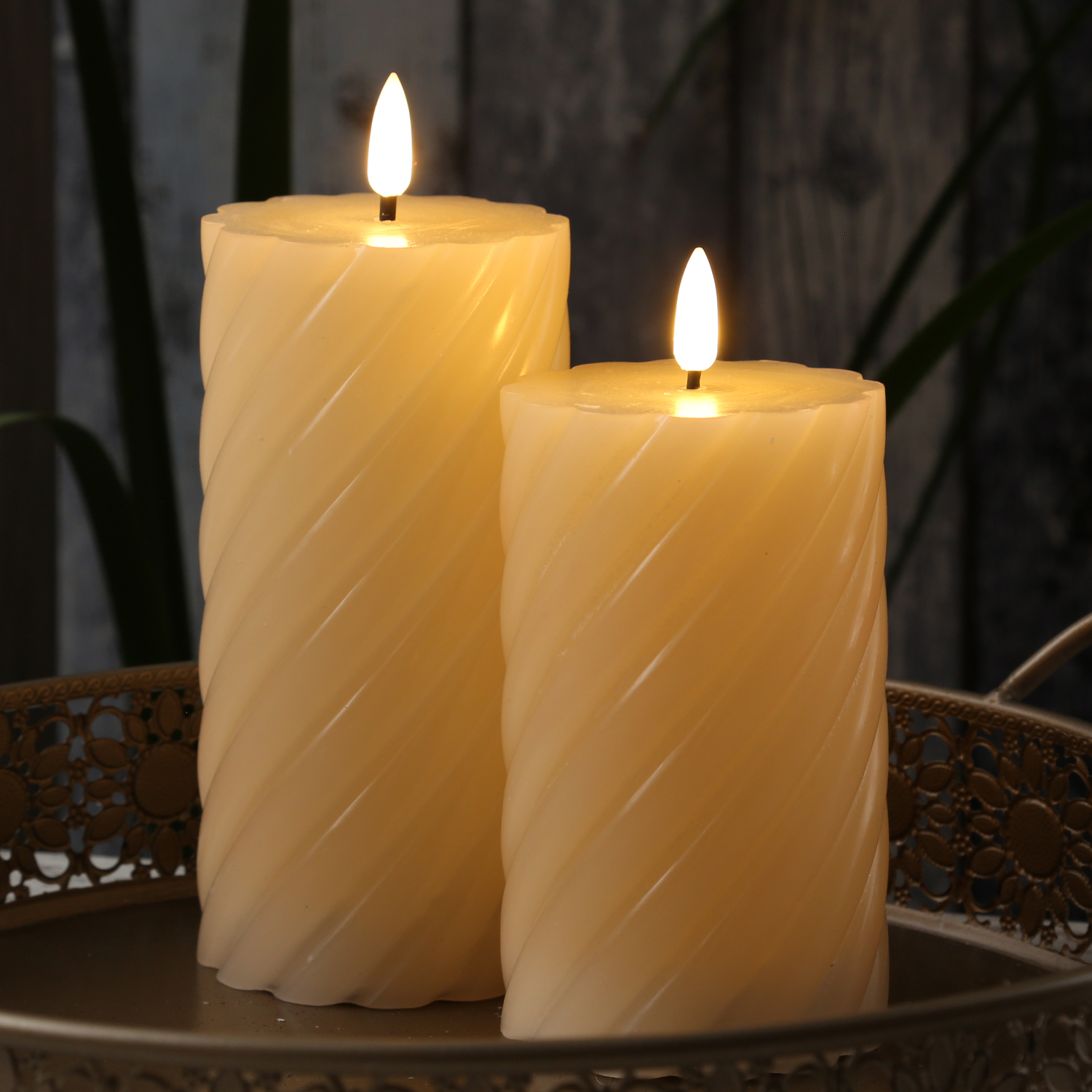 LED Stumpenkerze SWIRL - Echtwachs - warmweiße 3D Flamme - H: 15cm - Batterie - Timer - creme LED Stumpenkerze SWIRL - Echtwachs - warmweiße 3D Flamme - H: 15cm - Batterie - Timer - creme