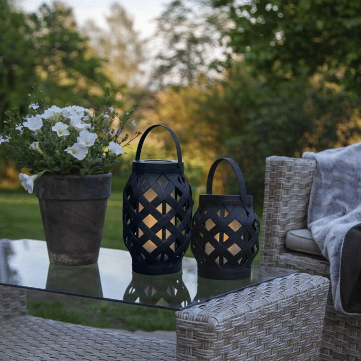 LED Laterne FLAME - LED mit bewegtem Feuereffekt - H: 16cm, D: 14cm - Timer - schwarz LED Laterne FLAME - LED mit bewegtem Feuereffekt - H: 16cm, D: 14cm - Timer - schwarz