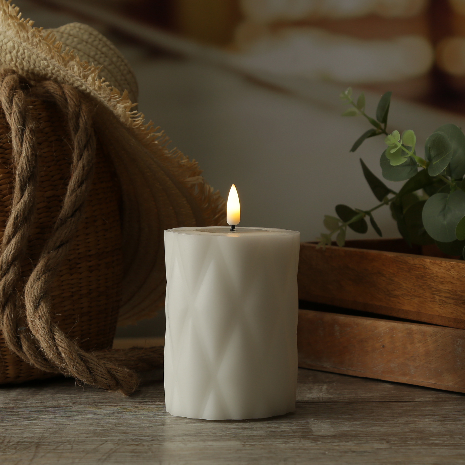 LED Stumpenkerze MIA - Rautenmuster - Echtwachs - 3D Flamme - H: 10cm - D: 7,5cm - weiß LED Stumpenkerze MIA - Rautenmuster - Echtwachs - 3D Flamme - H: 10cm - D: 7,5cm - weiß