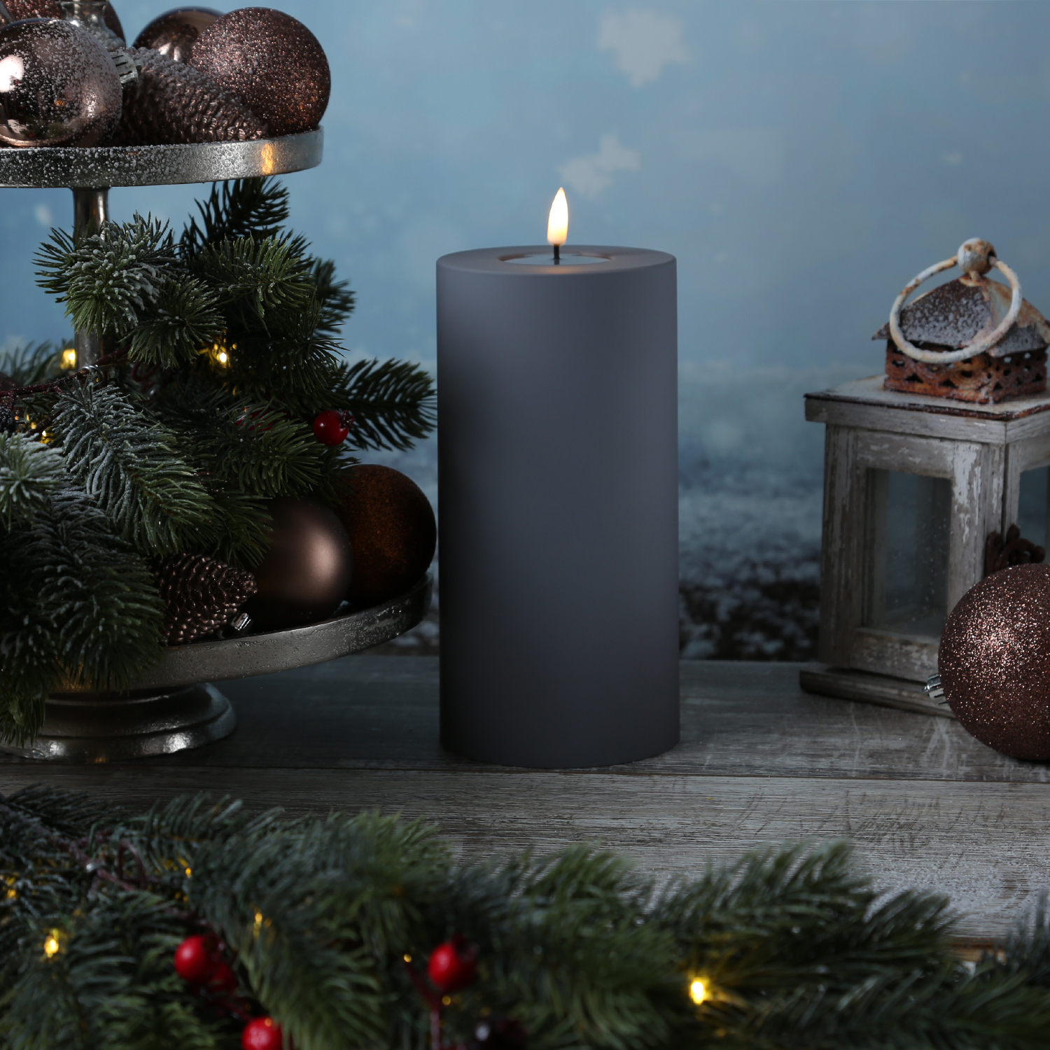 LED Stumpenkerze MIA - Kunststoff - realistische 3D Flamme - H: 20cm - f. Außen - grau LED Stumpenkerze MIA - Kunststoff - realistische 3D Flamme - H: 20cm - f. Außen - grau