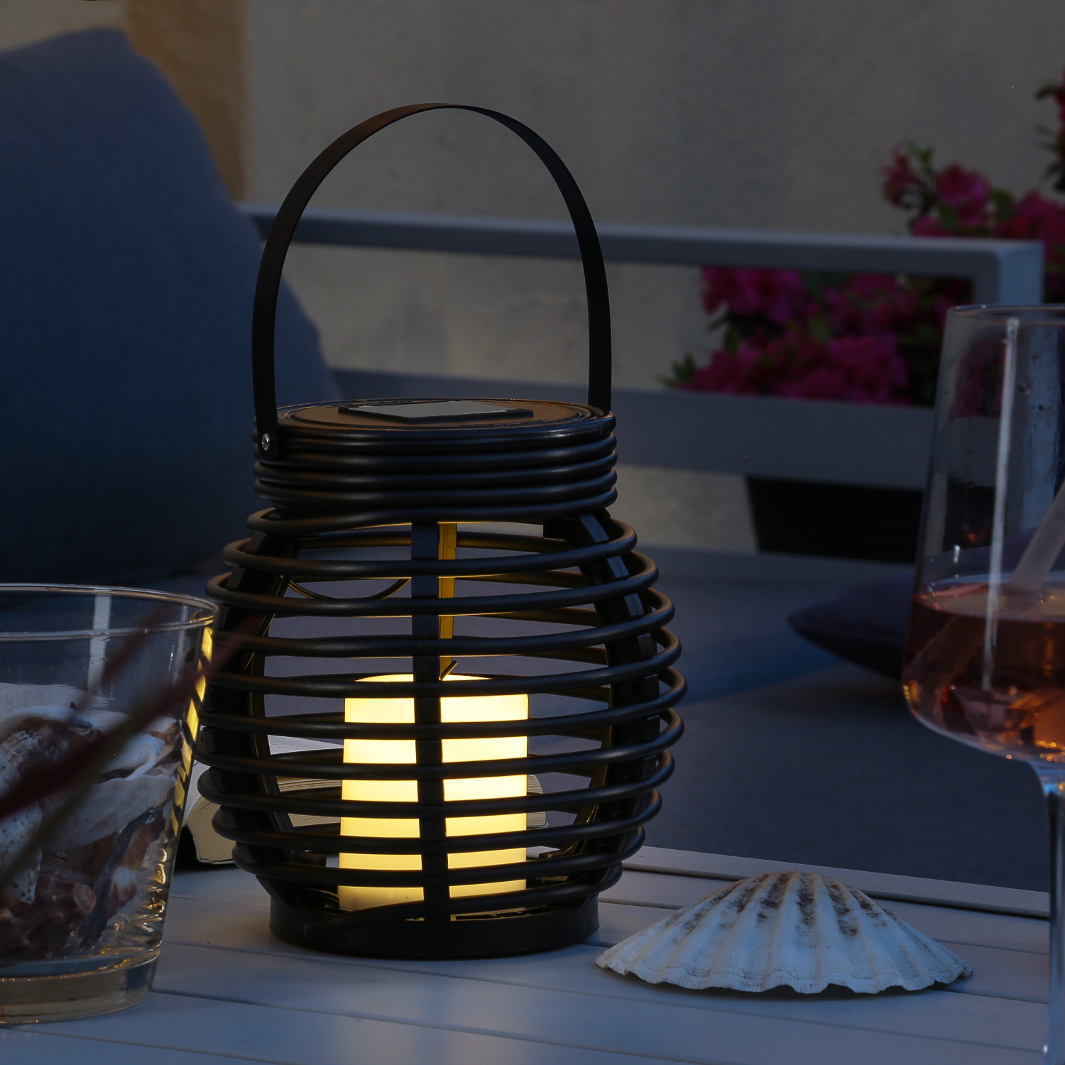 LED Solar Laterne mit LED Kerze - Korboptik - flackernde LED - H: 15cm -Lichtsensor - schwarz LED Solar Laterne mit LED Kerze - Korboptik - flackernde LED - H: 15cm -Lichtsensor - schwarz